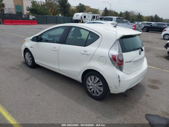 Photo 2 VIN: JTDKDTB39D1543627 - TOYOTA PRIUS C 