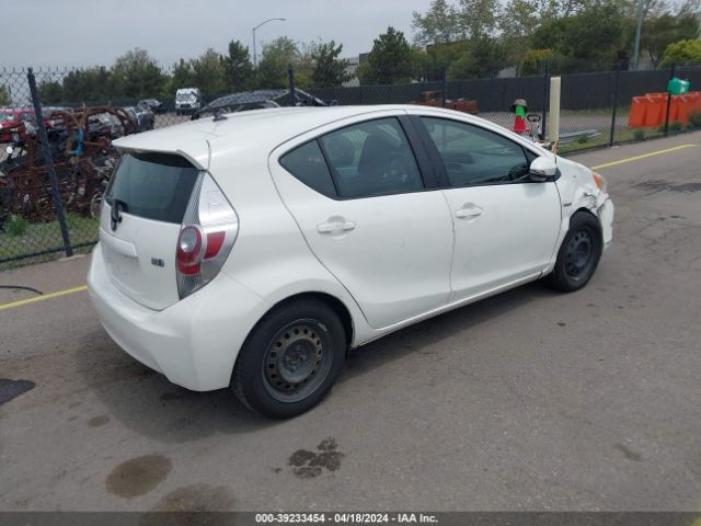 Photo 3 VIN: JTDKDTB39D1543627 - TOYOTA PRIUS C 