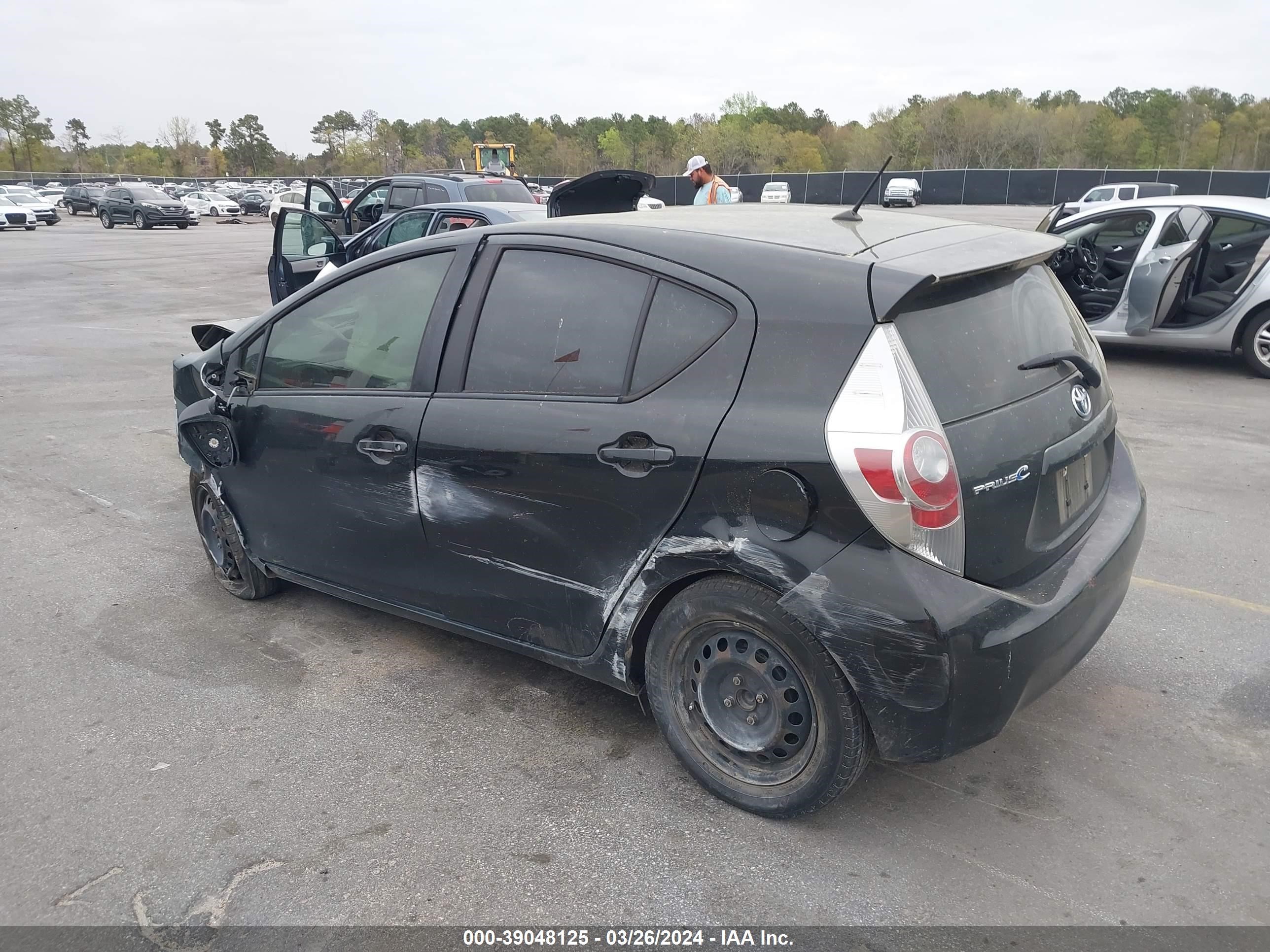 Photo 2 VIN: JTDKDTB39D1552425 - TOYOTA PRIUS C 