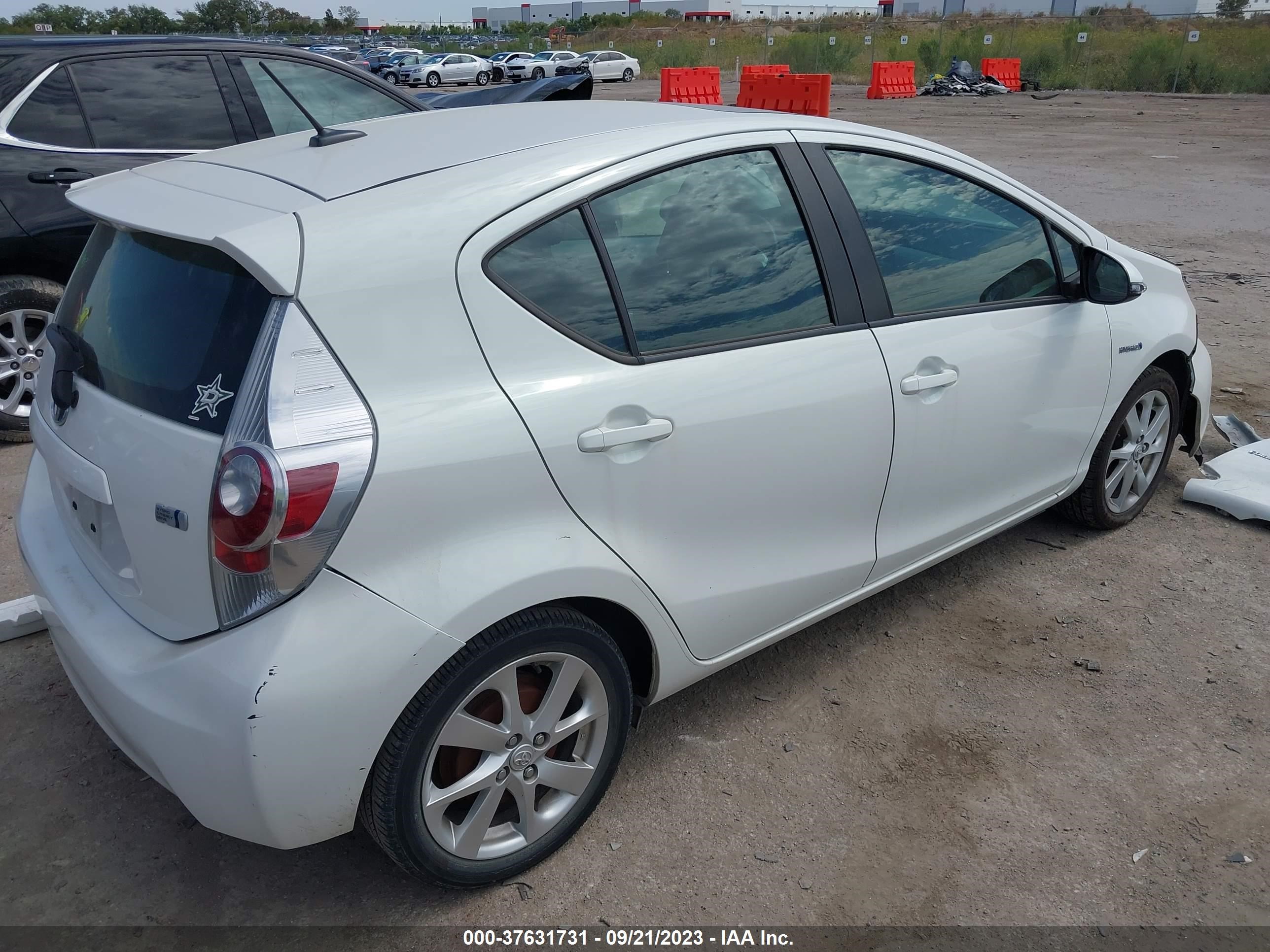 Photo 3 VIN: JTDKDTB39E1079482 - TOYOTA PRIUS C 