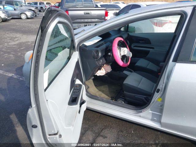 Photo 4 VIN: JTDKDTB39E1558968 - TOYOTA PRIUS C 