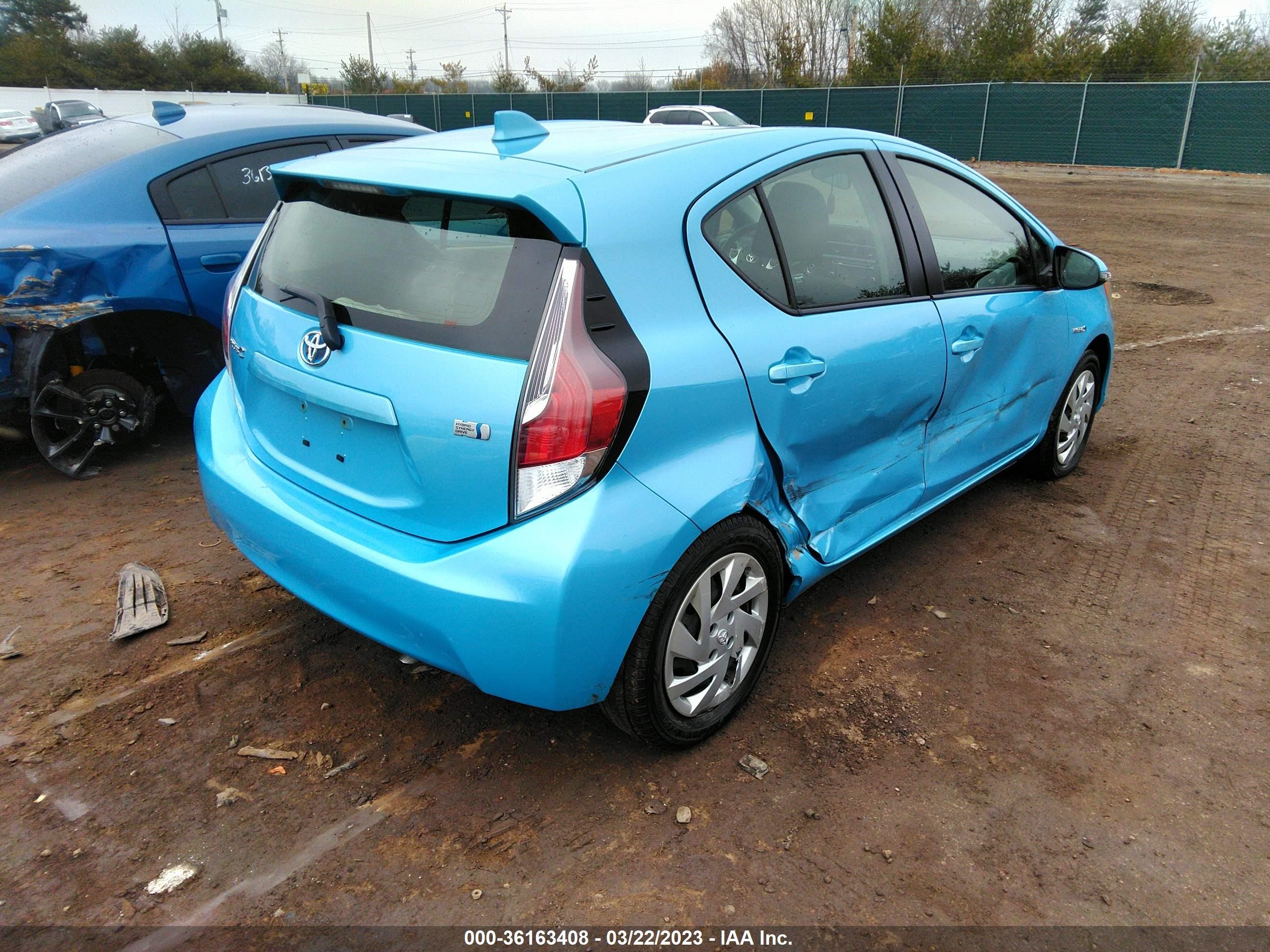 Photo 3 VIN: JTDKDTB39F1092928 - TOYOTA PRIUS C 