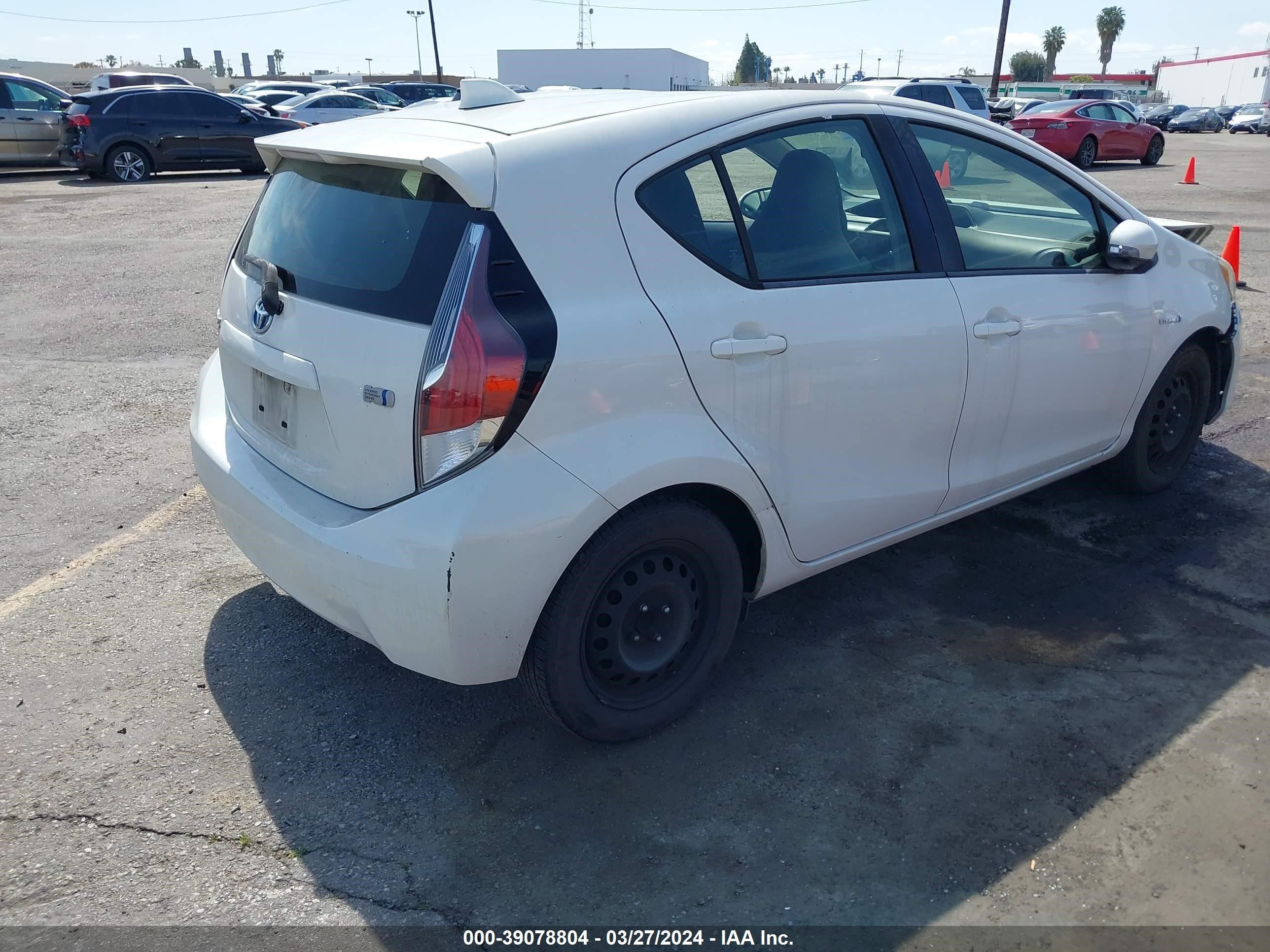 Photo 3 VIN: JTDKDTB39F1587324 - TOYOTA PRIUS C 