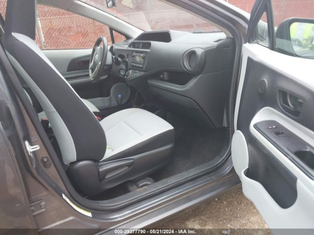 Photo 4 VIN: JTDKDTB3XD1555639 - TOYOTA PRIUS C 