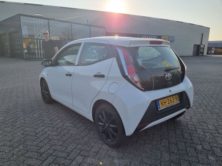 Photo 2 VIN: JTDKGNEC10N226412 - TOYOTA AYGO 