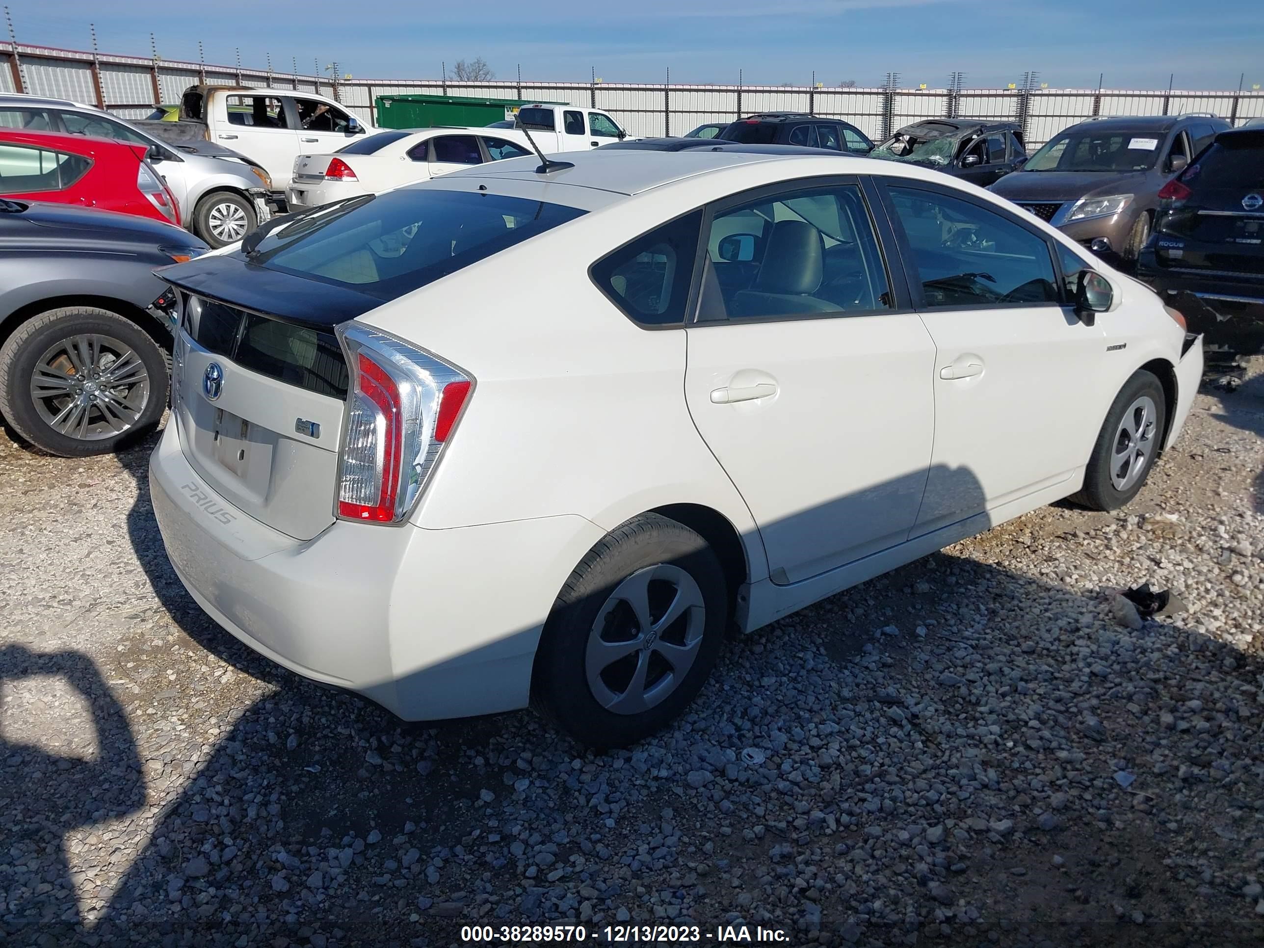 Photo 3 VIN: JTDKN3DU1D5575922 - TOYOTA PRIUS 