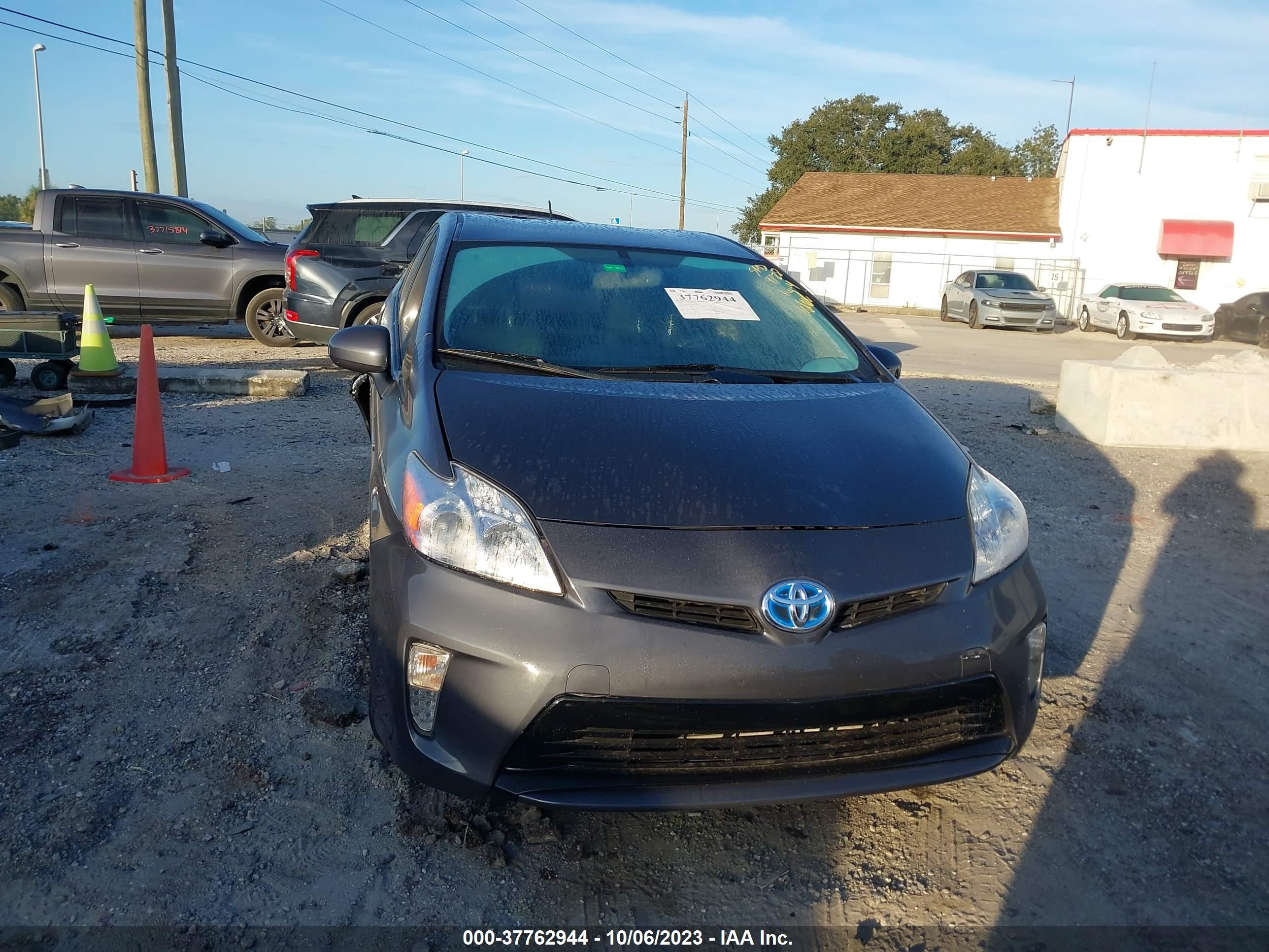 Photo 11 VIN: JTDKN3DU2F1977555 - TOYOTA PRIUS 