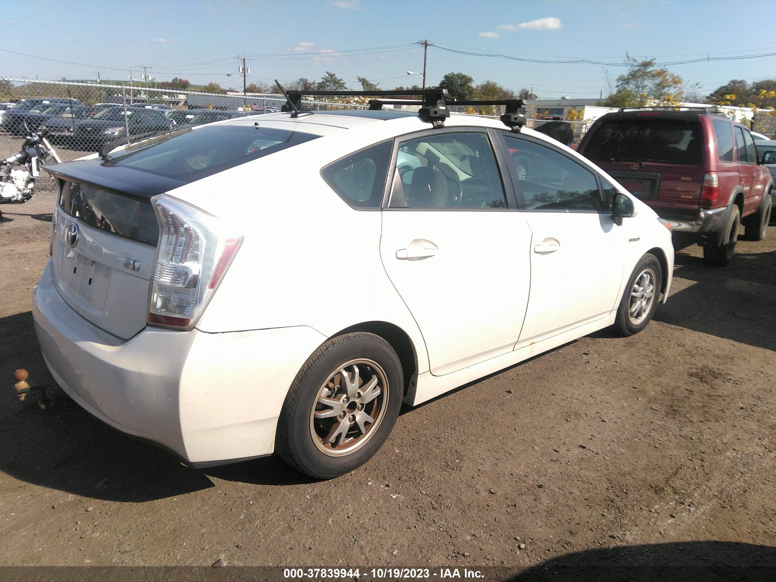 Photo 3 VIN: JTDKN3DU3B1381199 - TOYOTA PRIUS 