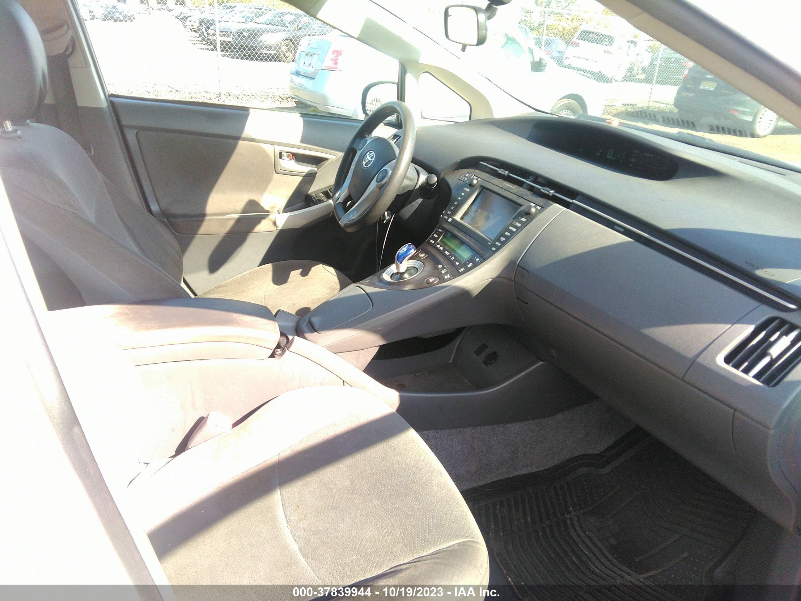 Photo 4 VIN: JTDKN3DU3B1381199 - TOYOTA PRIUS 