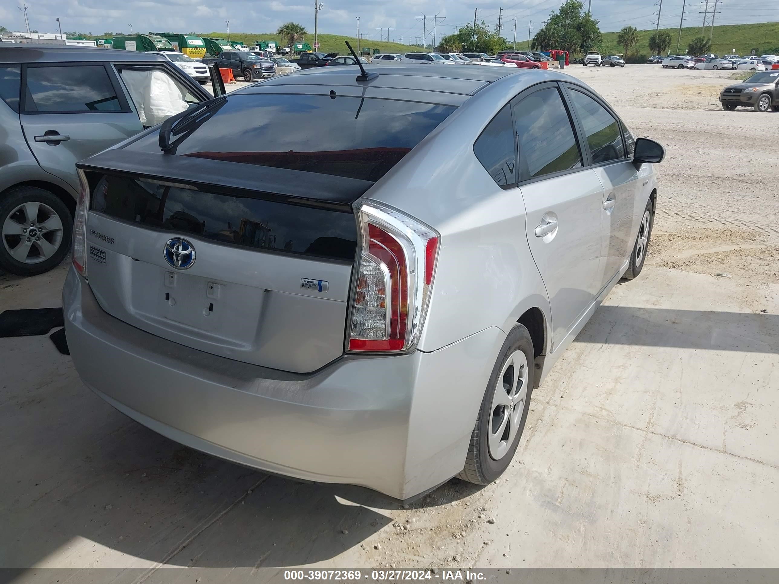 Photo 3 VIN: JTDKN3DU5D5628119 - TOYOTA PRIUS 