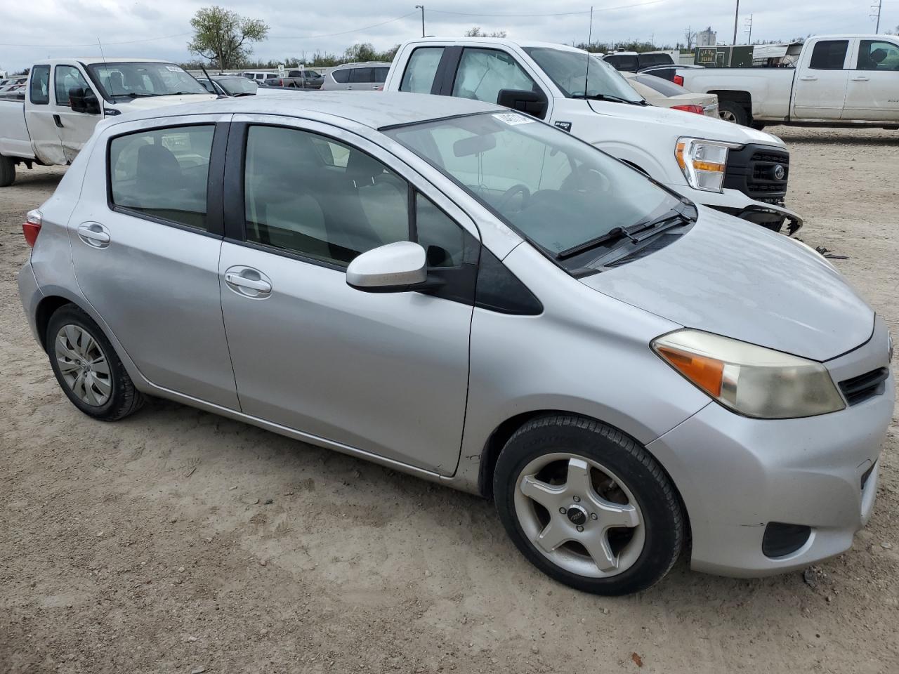 Photo 3 VIN: JTDKTUD32DD555929 - TOYOTA YARIS 