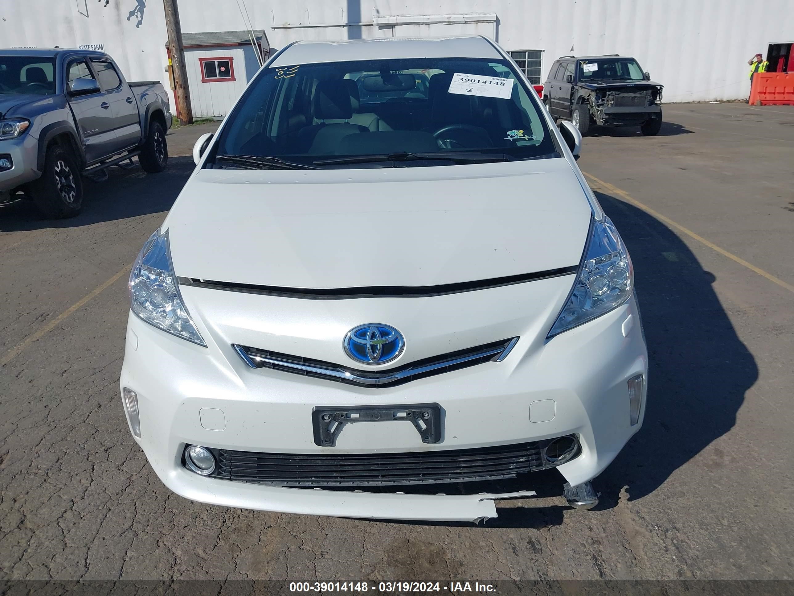 Photo 11 VIN: JTDZN3EU0EJ006324 - TOYOTA PRIUS V (+) 