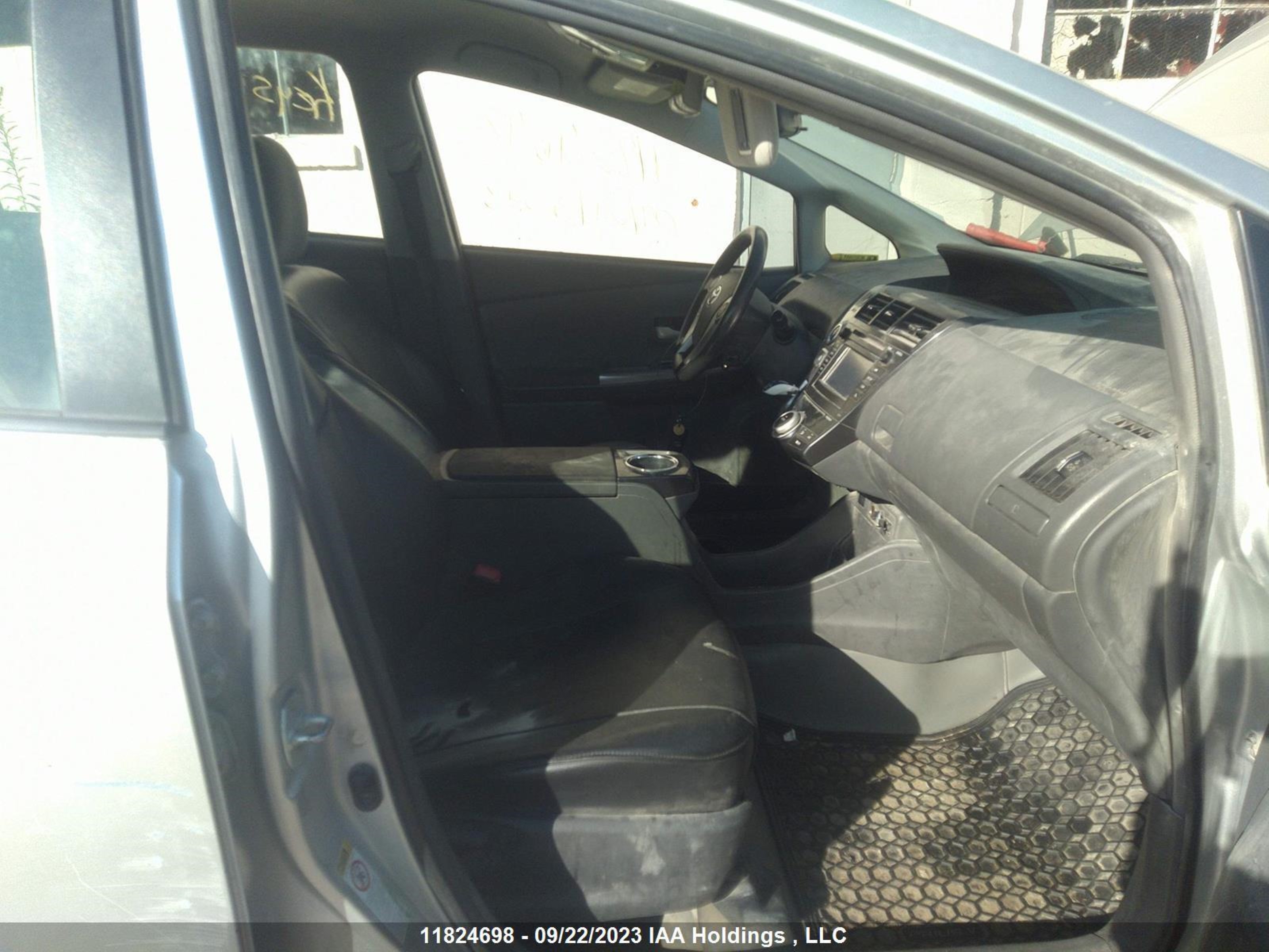 Photo 4 VIN: JTDZN3EU1D3228941 - TOYOTA PRIUS 