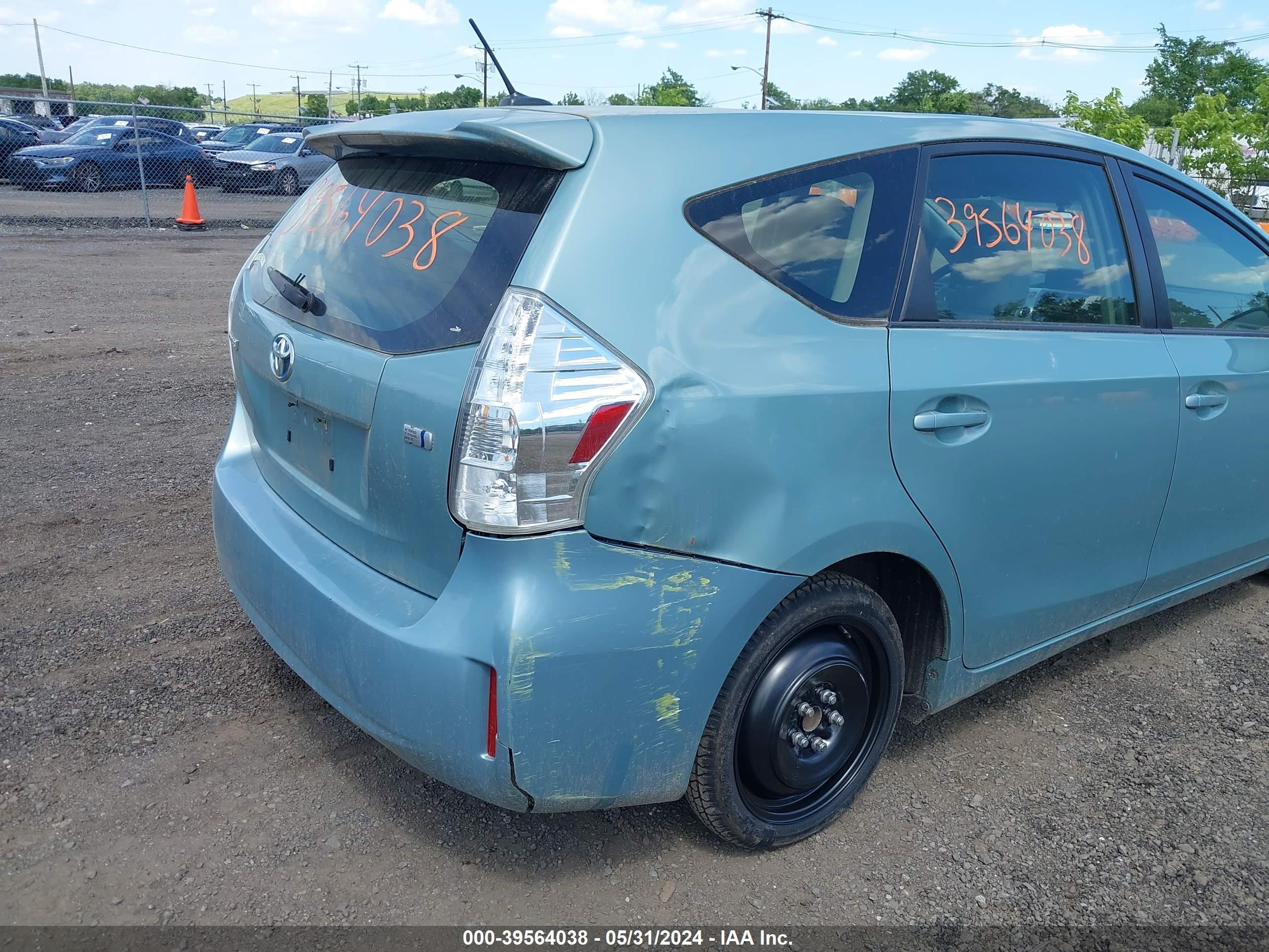 Photo 6 VIN: JTDZN3EU3D3266266 - TOYOTA PRIUS V (+) 