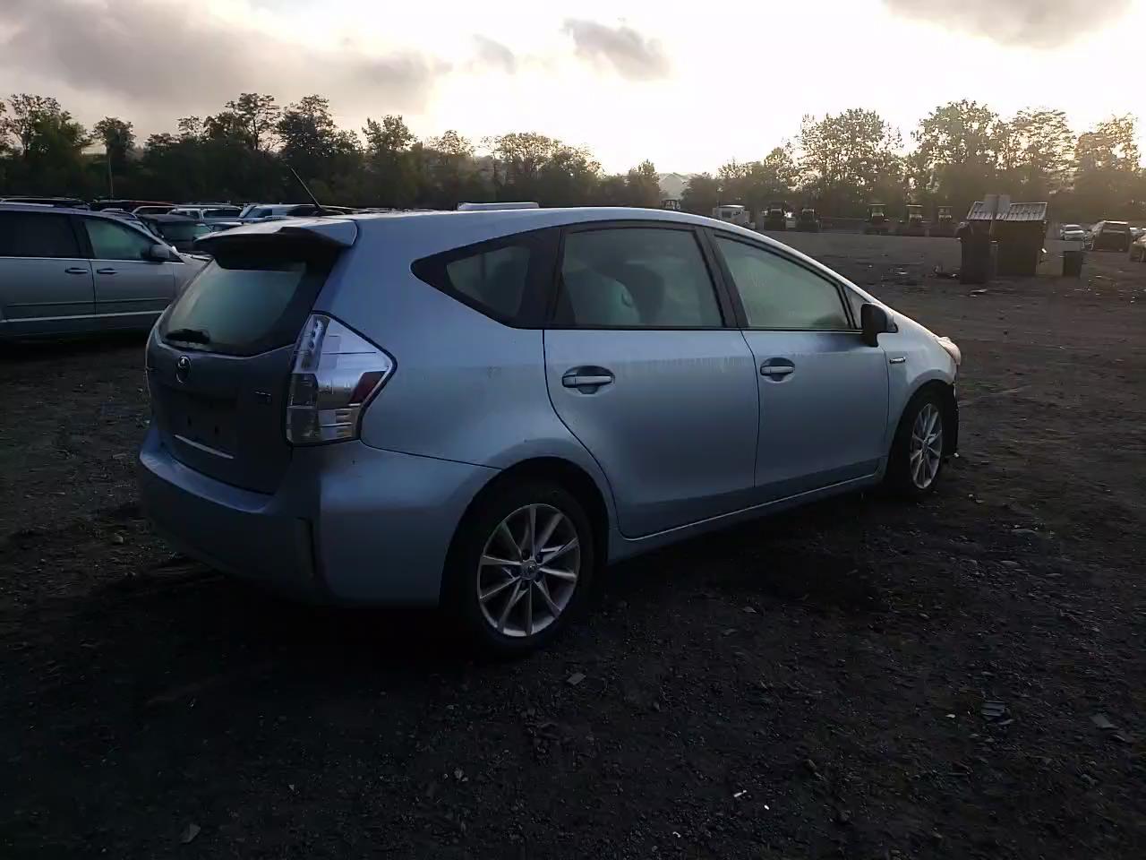 Photo 10 VIN: JTDZN3EU6C3026417 - TOYOTA PRIUS V 