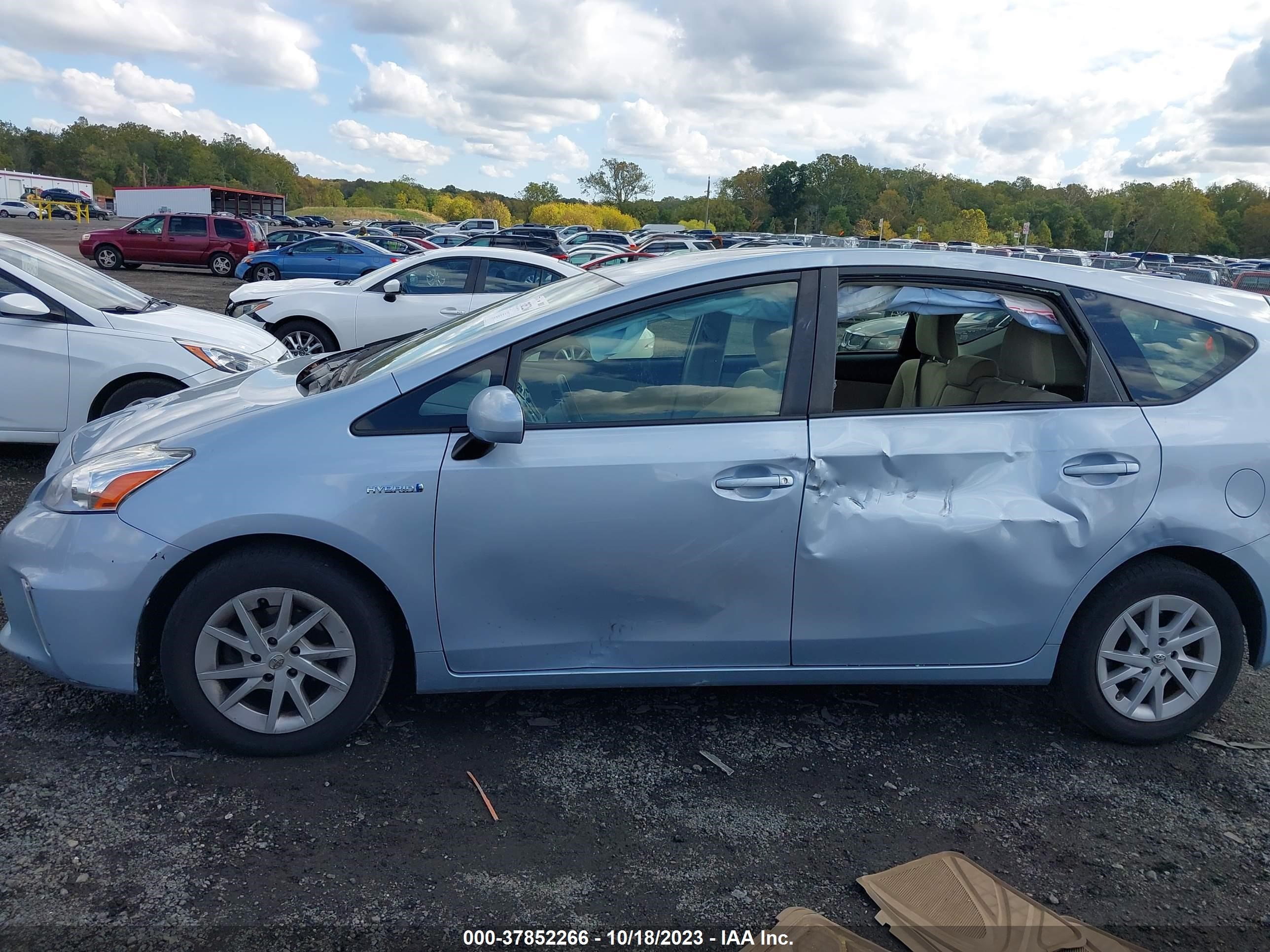 Photo 13 VIN: JTDZN3EU8EJ011822 - TOYOTA PRIUS V (+) 