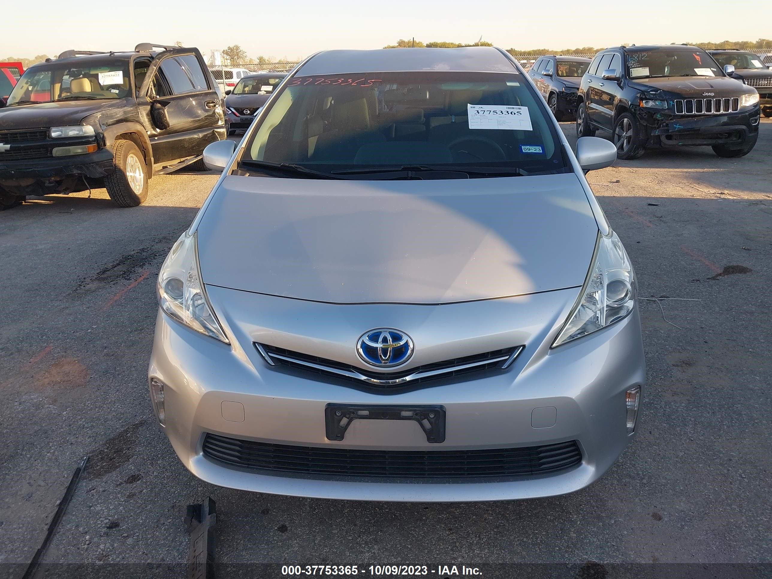 Photo 11 VIN: JTDZN3EU9C3044345 - TOYOTA PRIUS V (+) 