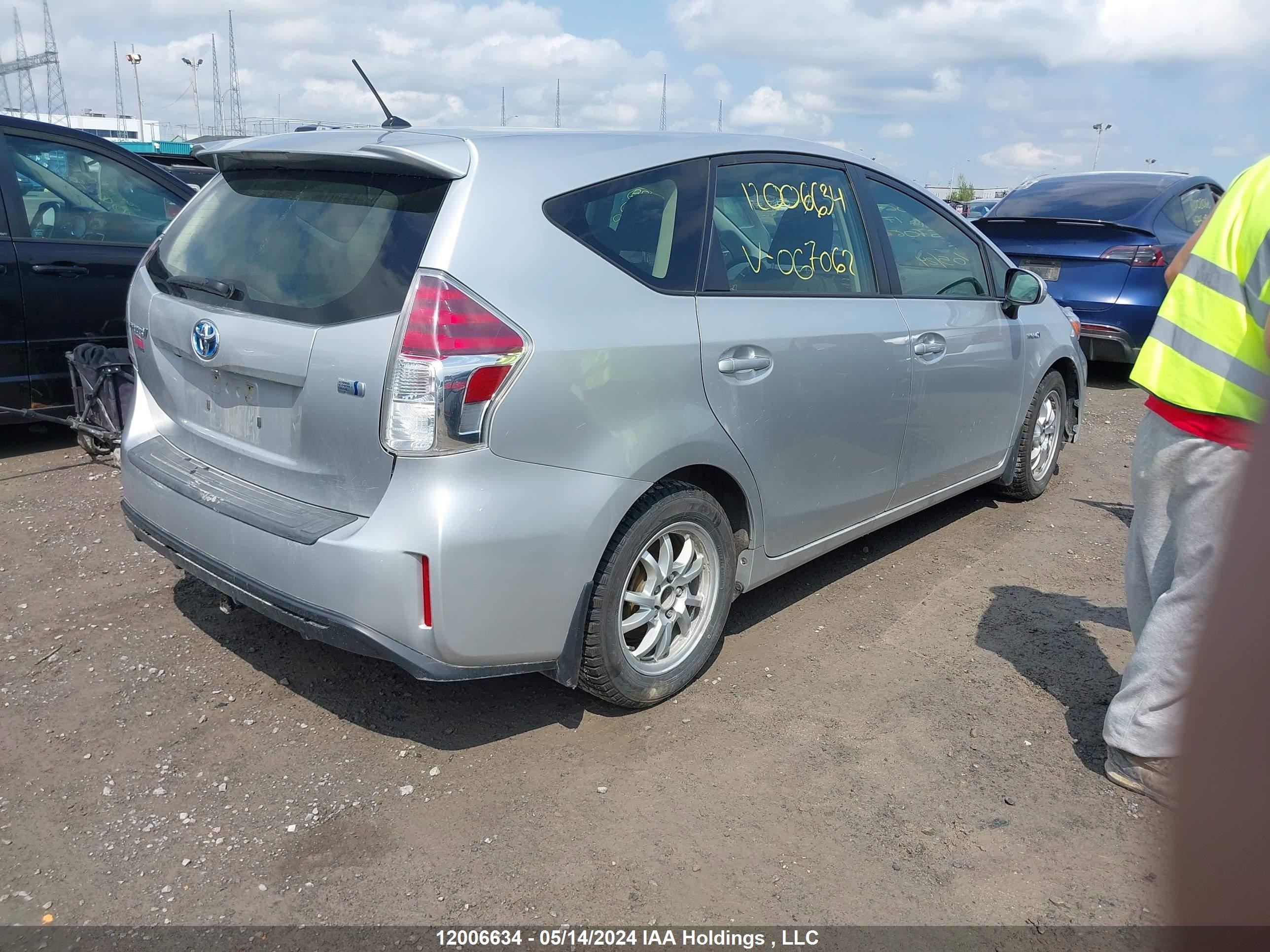 Photo 3 VIN: JTDZN3EU9HJ067062 - TOYOTA PRIUS V (+) 