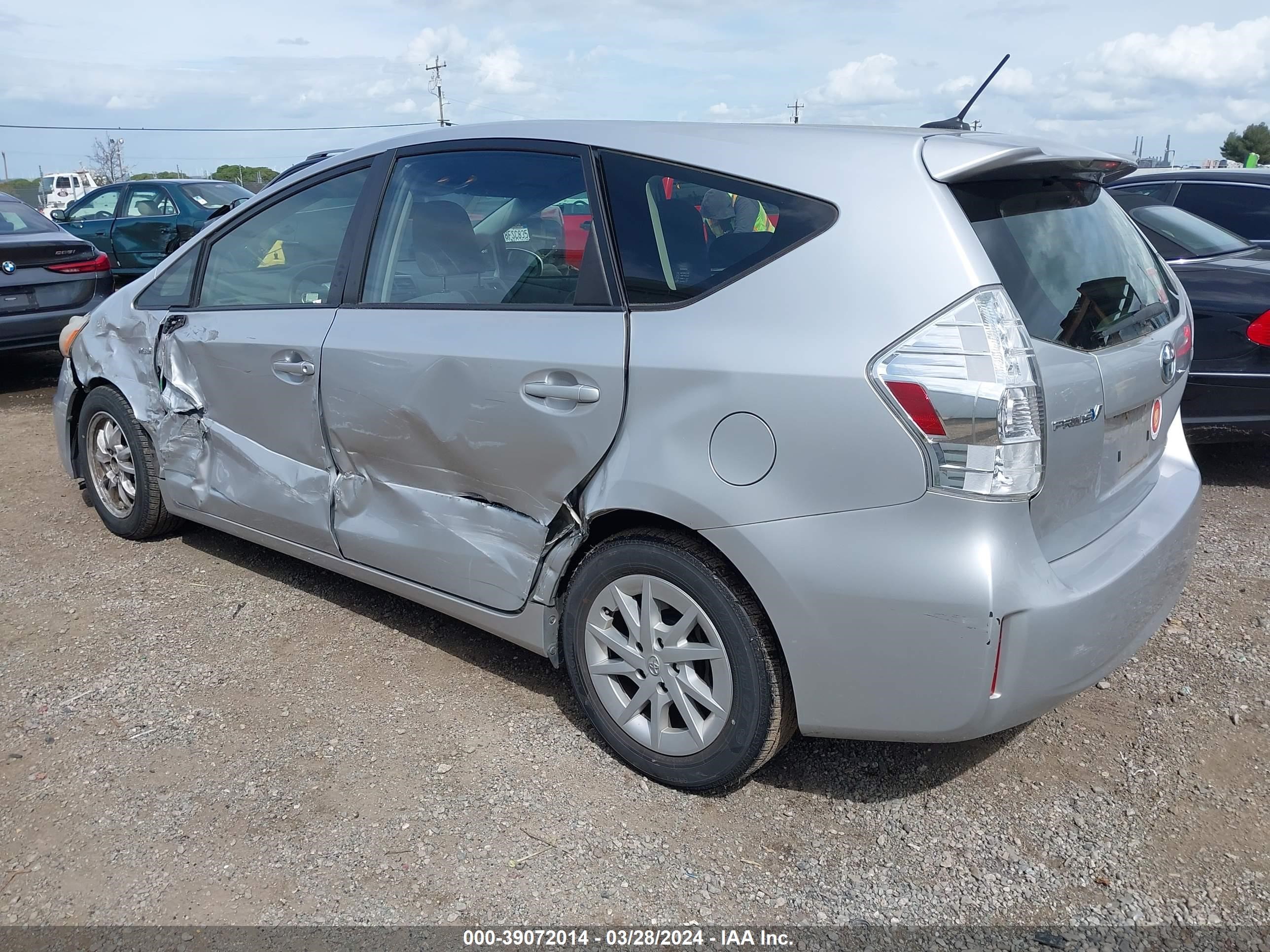 Photo 2 VIN: JTDZN3EUXD3255622 - TOYOTA PRIUS V (+) 