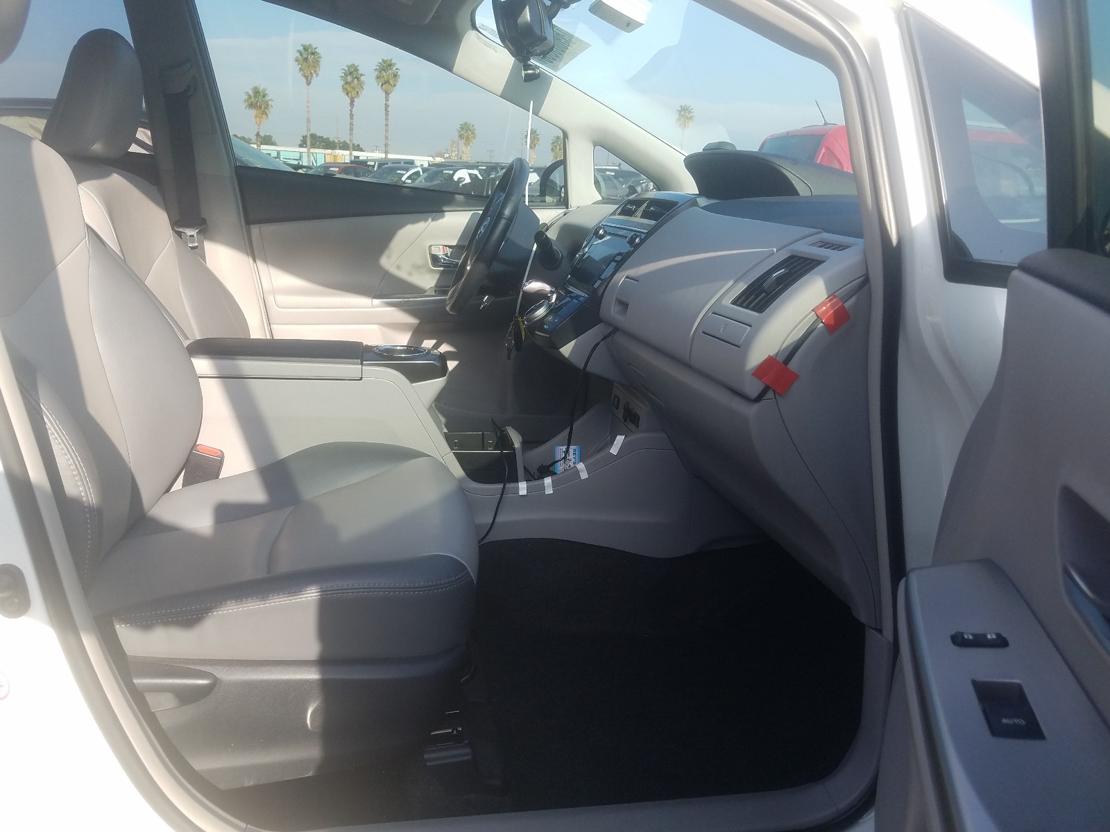 Photo 4 VIN: JTDZN3EUXHJ057575 - TOYOTA PRIUS V 