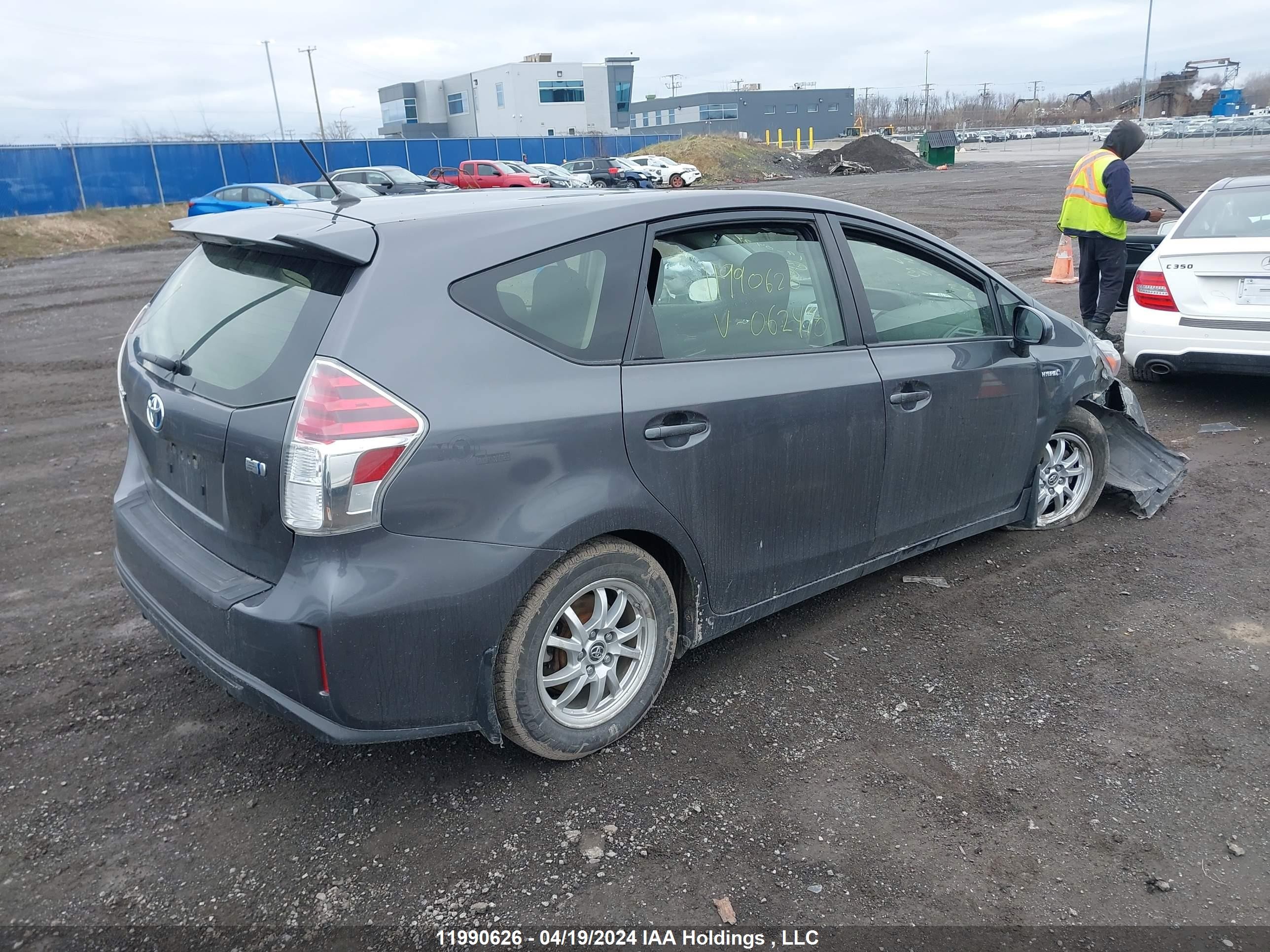 Photo 3 VIN: JTDZN3EUXHJ062470 - TOYOTA PRIUS V (+) 