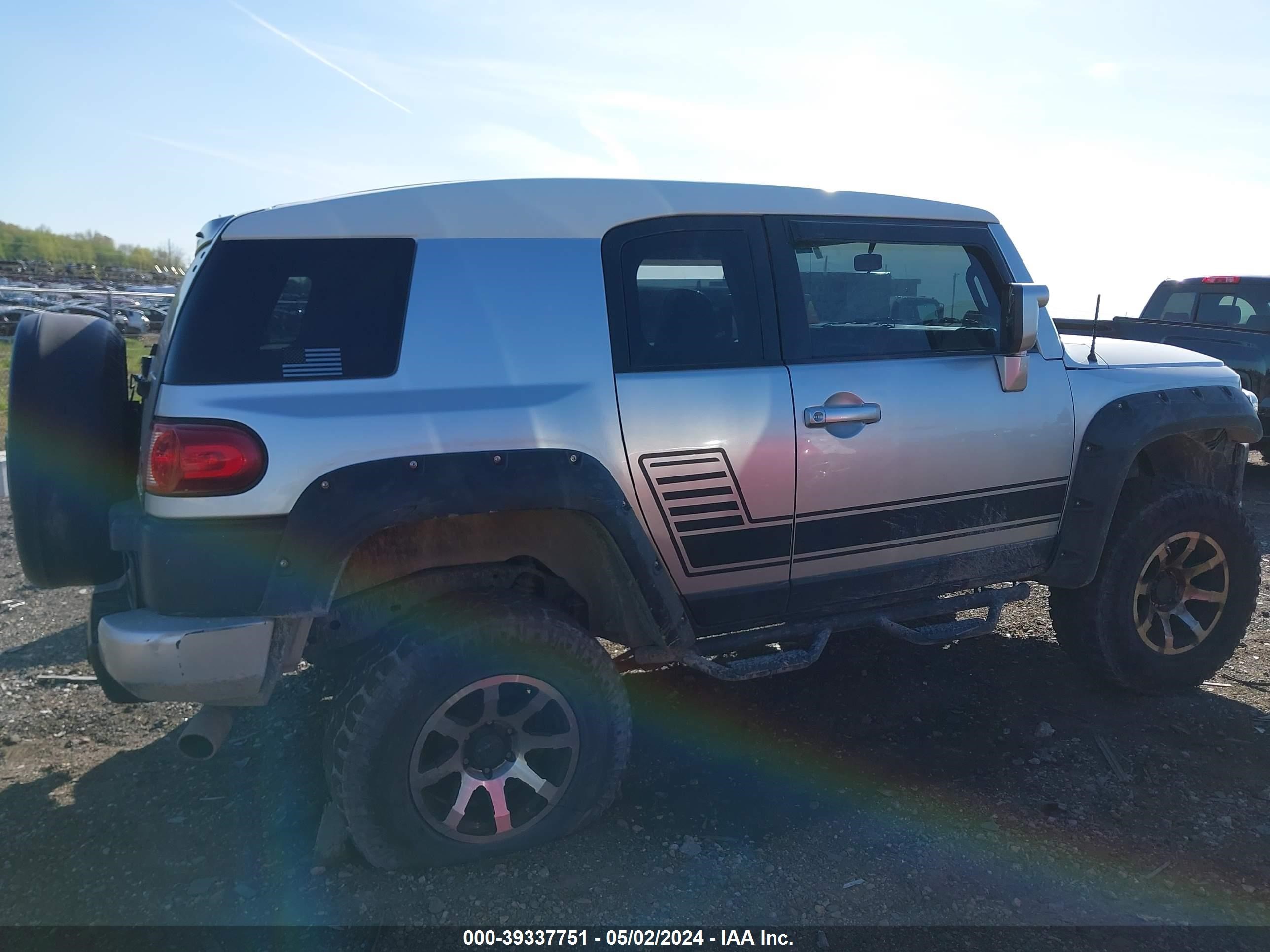 Photo 12 VIN: JTEBU11F270022562 - TOYOTA FJ CRUISER 