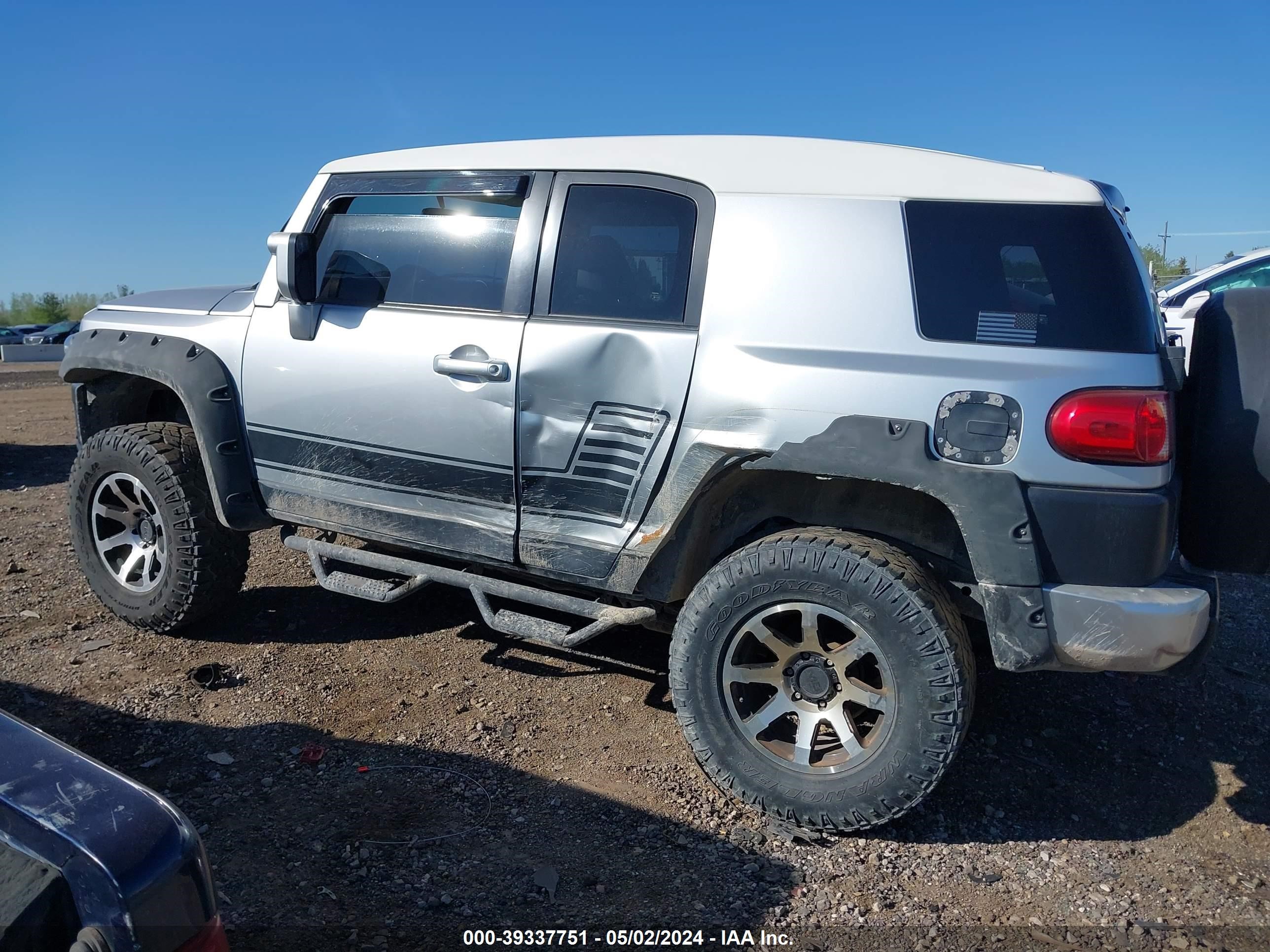 Photo 13 VIN: JTEBU11F270022562 - TOYOTA FJ CRUISER 