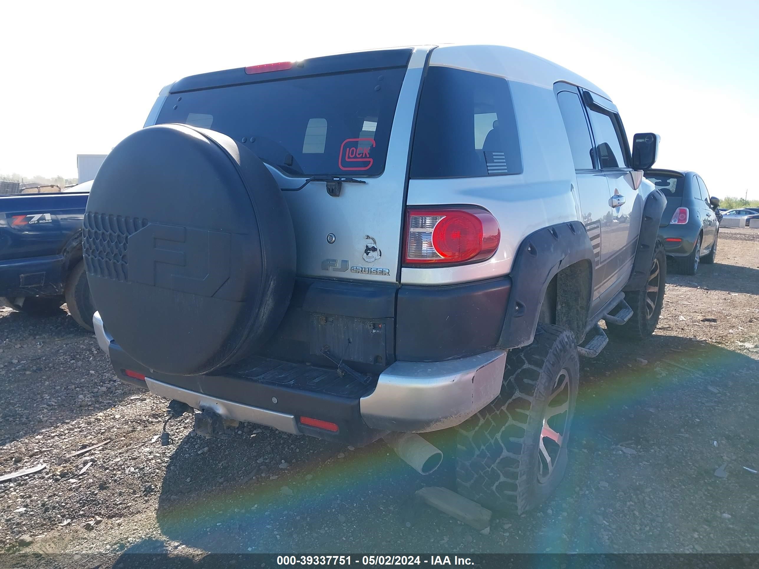 Photo 3 VIN: JTEBU11F270022562 - TOYOTA FJ CRUISER 