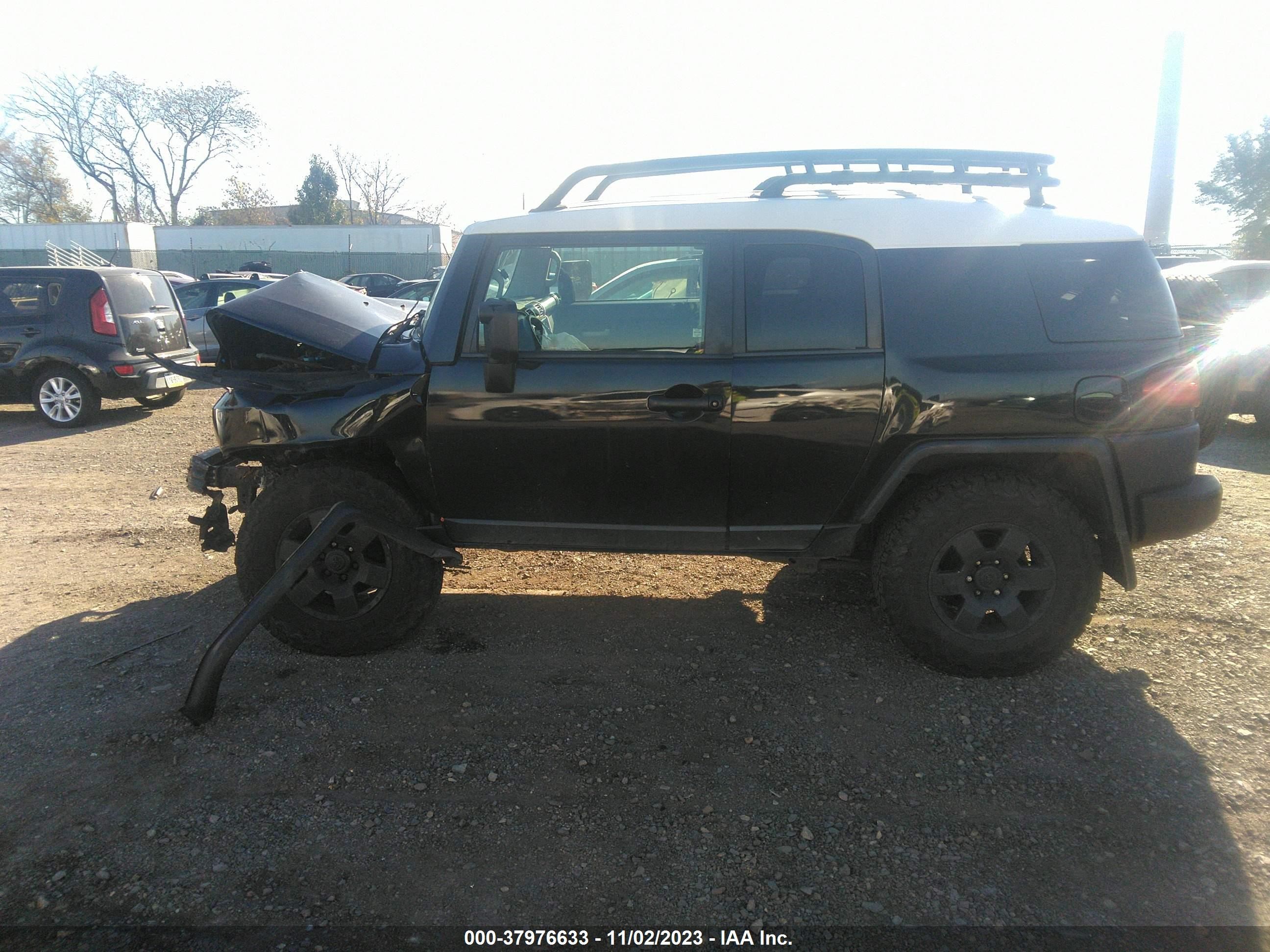 Photo 13 VIN: JTEBU11F270078548 - TOYOTA FJ CRUISER 