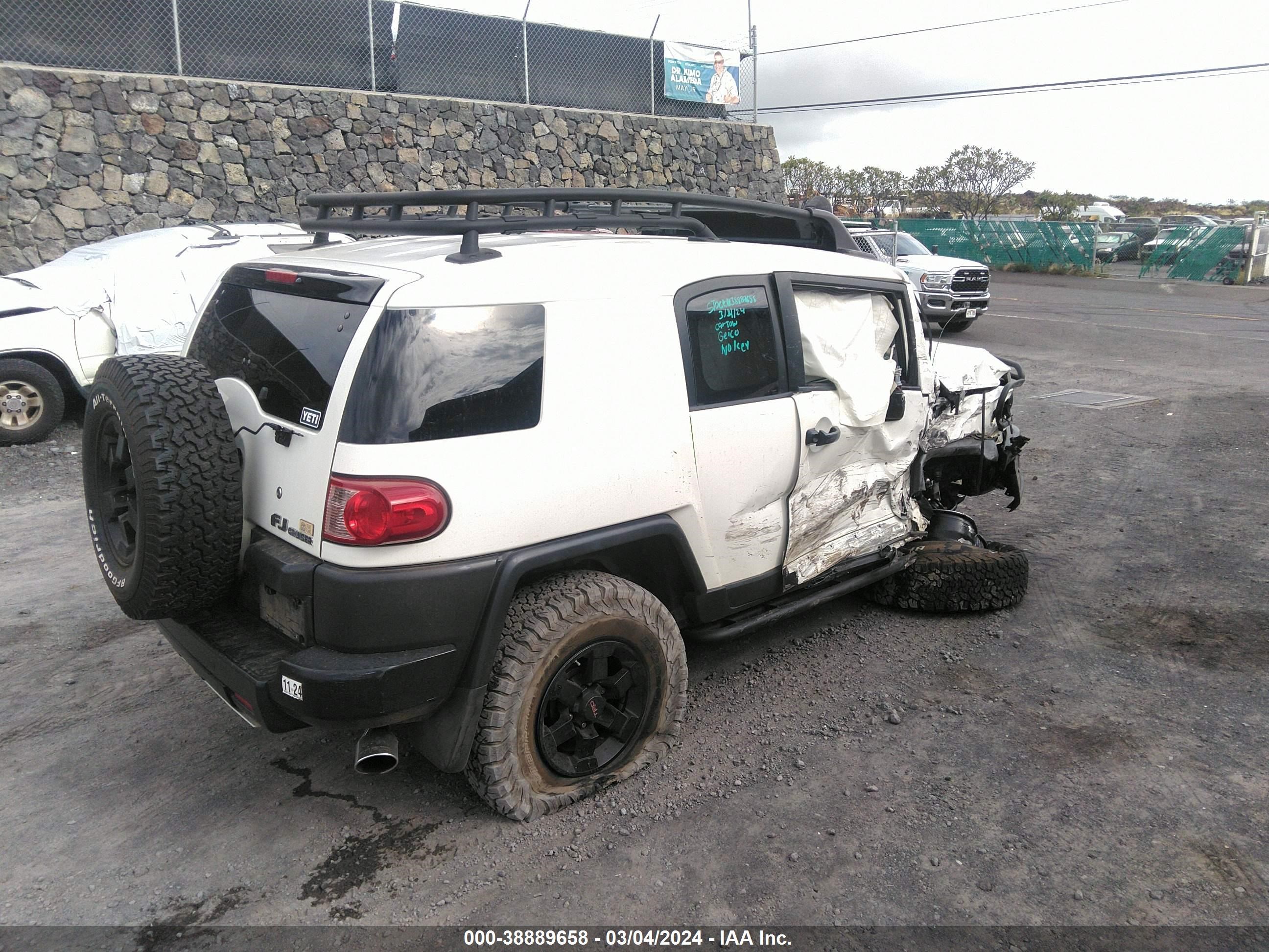 Photo 3 VIN: JTEBU11F28K038640 - TOYOTA FJ CRUISER 