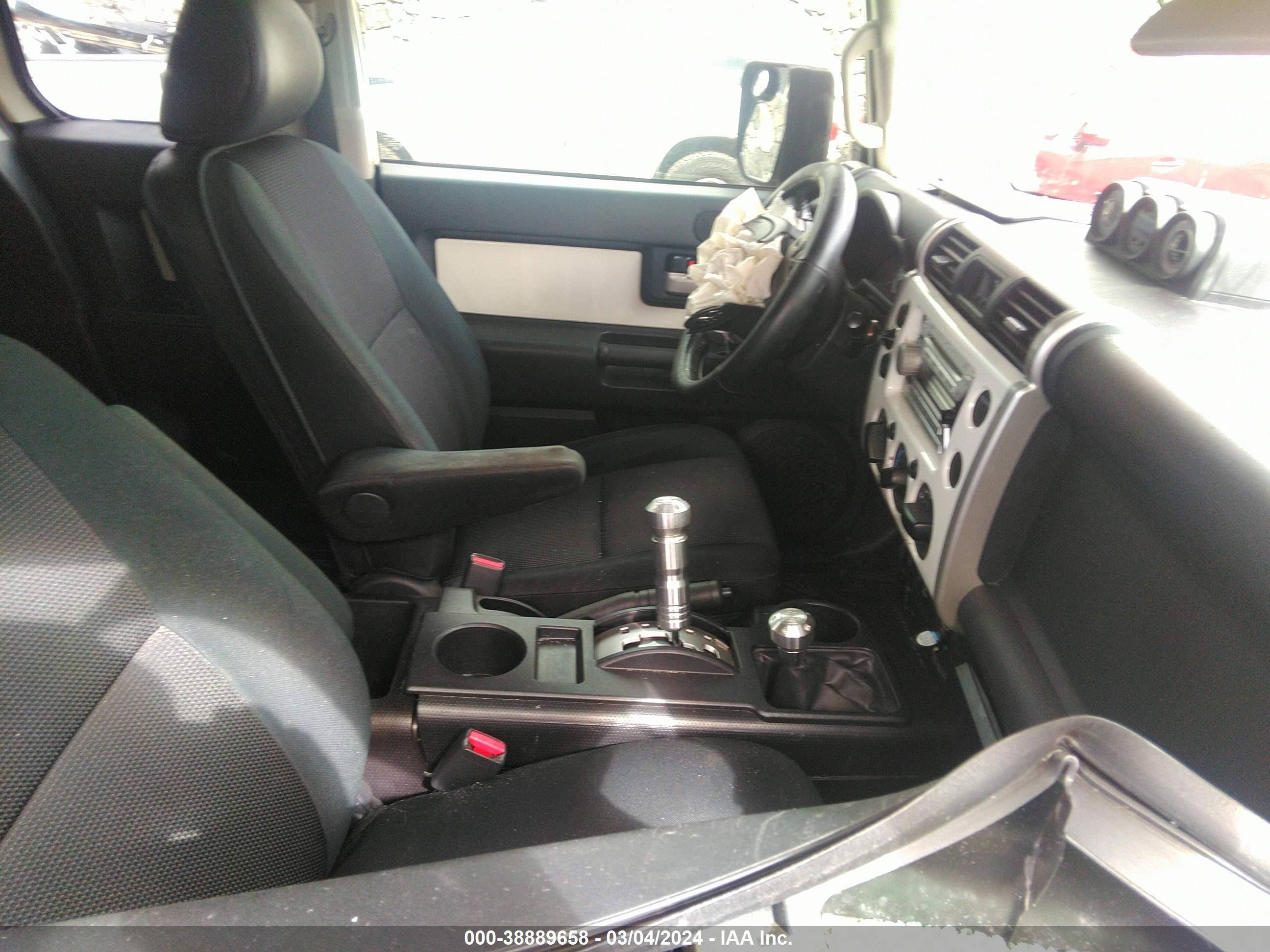 Photo 4 VIN: JTEBU11F28K038640 - TOYOTA FJ CRUISER 