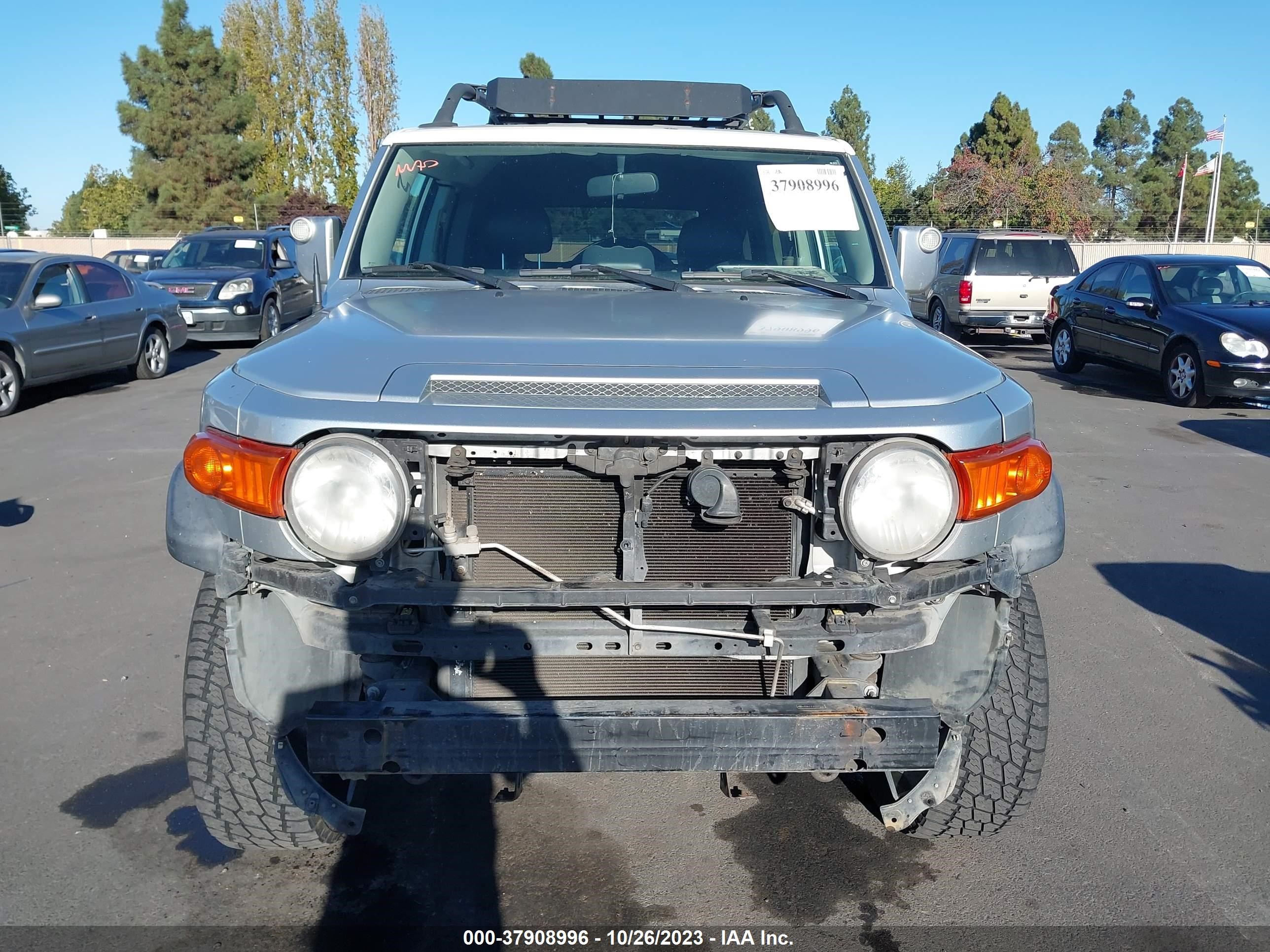 Photo 12 VIN: JTEBU11F370079109 - TOYOTA FJ CRUISER 