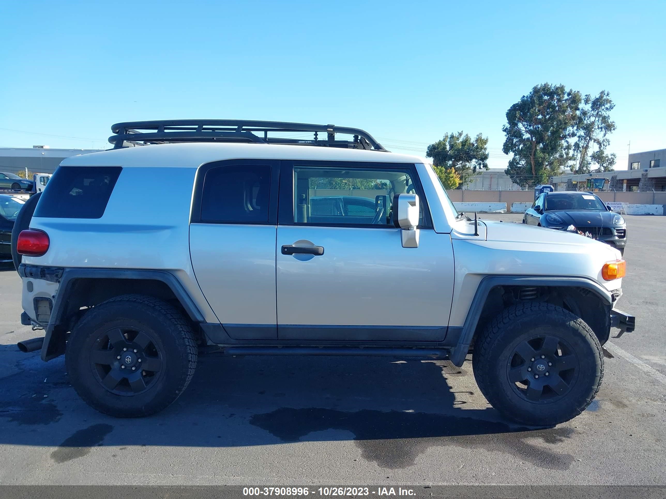 Photo 13 VIN: JTEBU11F370079109 - TOYOTA FJ CRUISER 