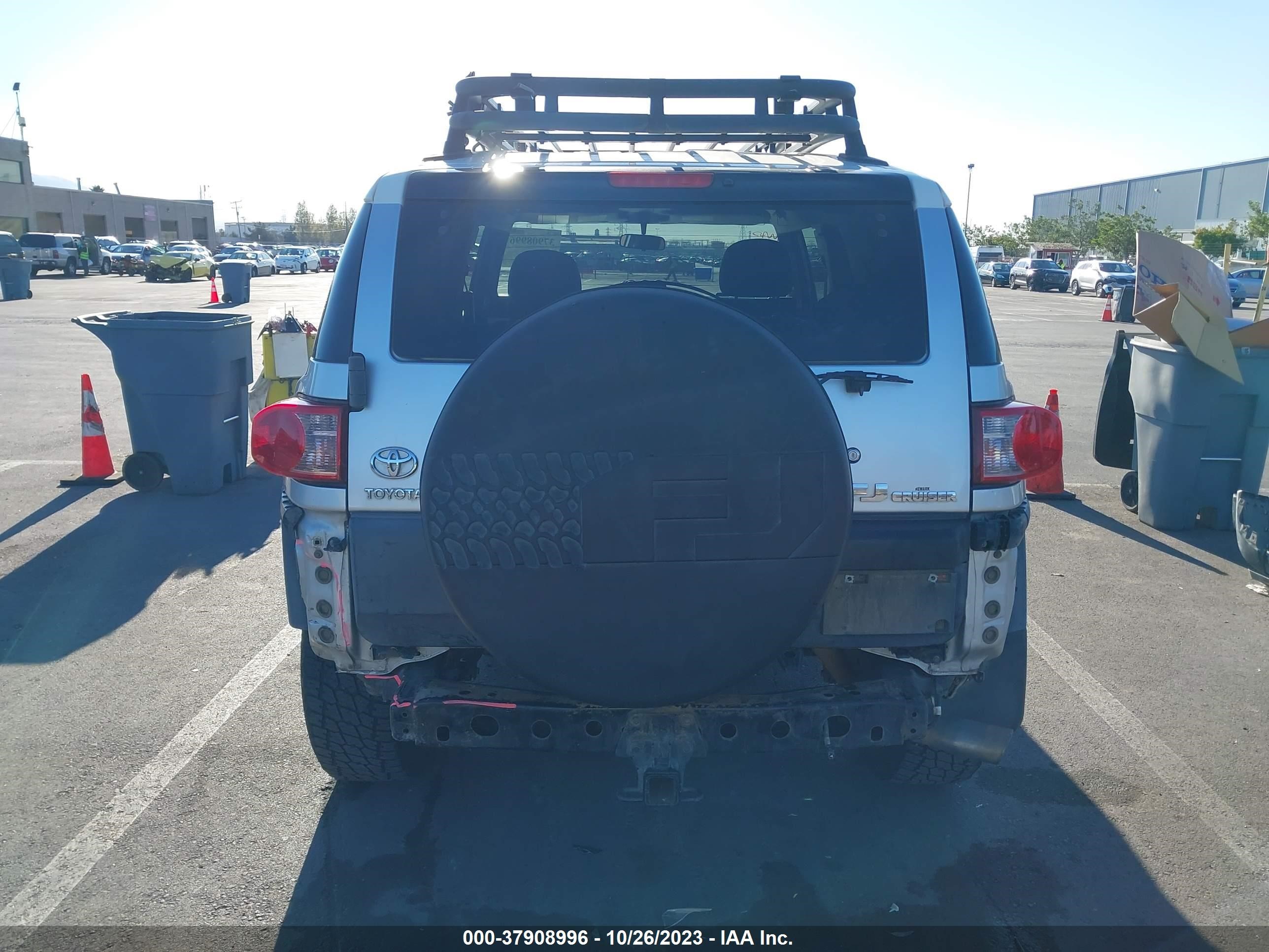 Photo 16 VIN: JTEBU11F370079109 - TOYOTA FJ CRUISER 