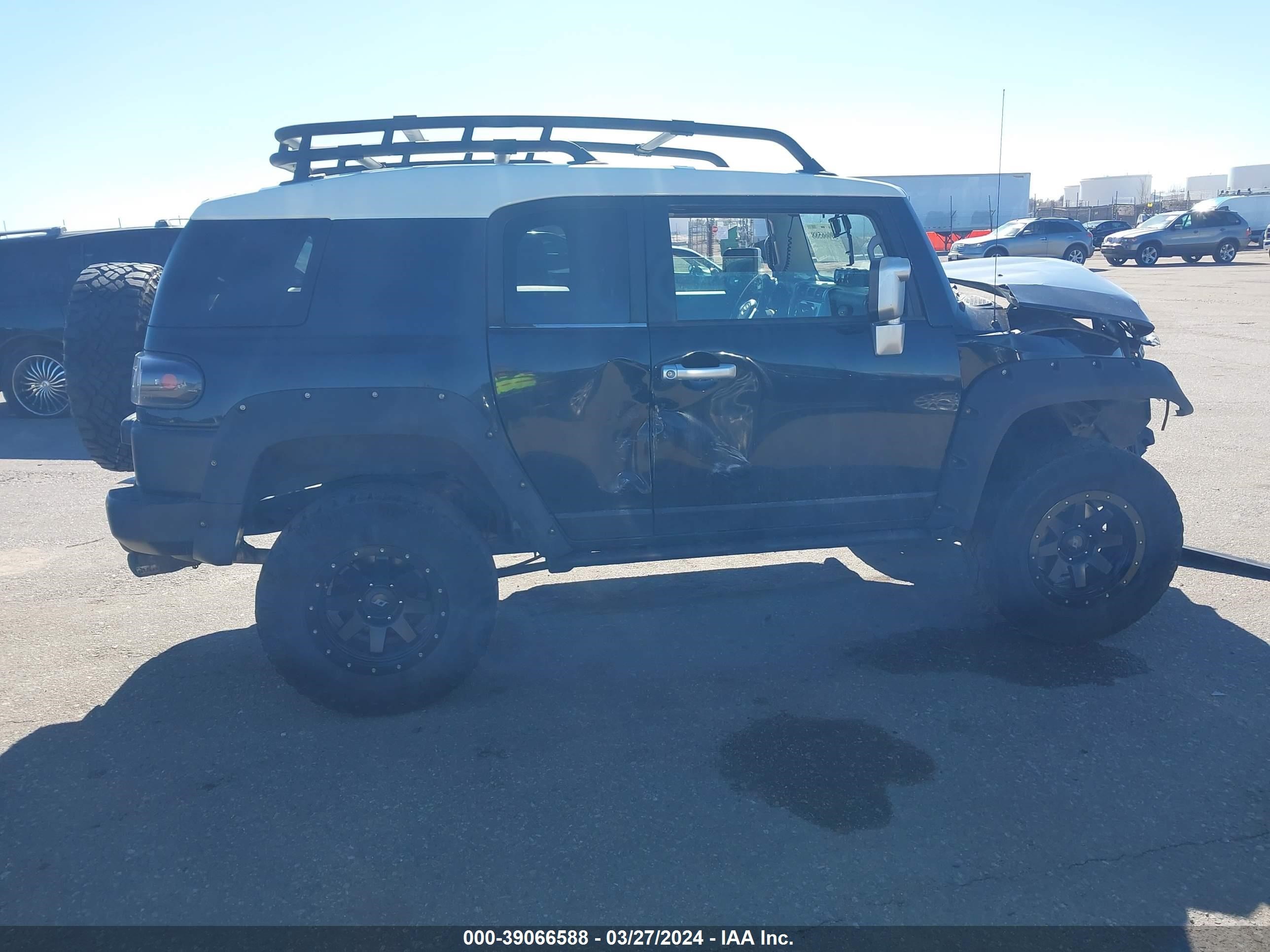 Photo 12 VIN: JTEBU11F38K036654 - TOYOTA FJ CRUISER 