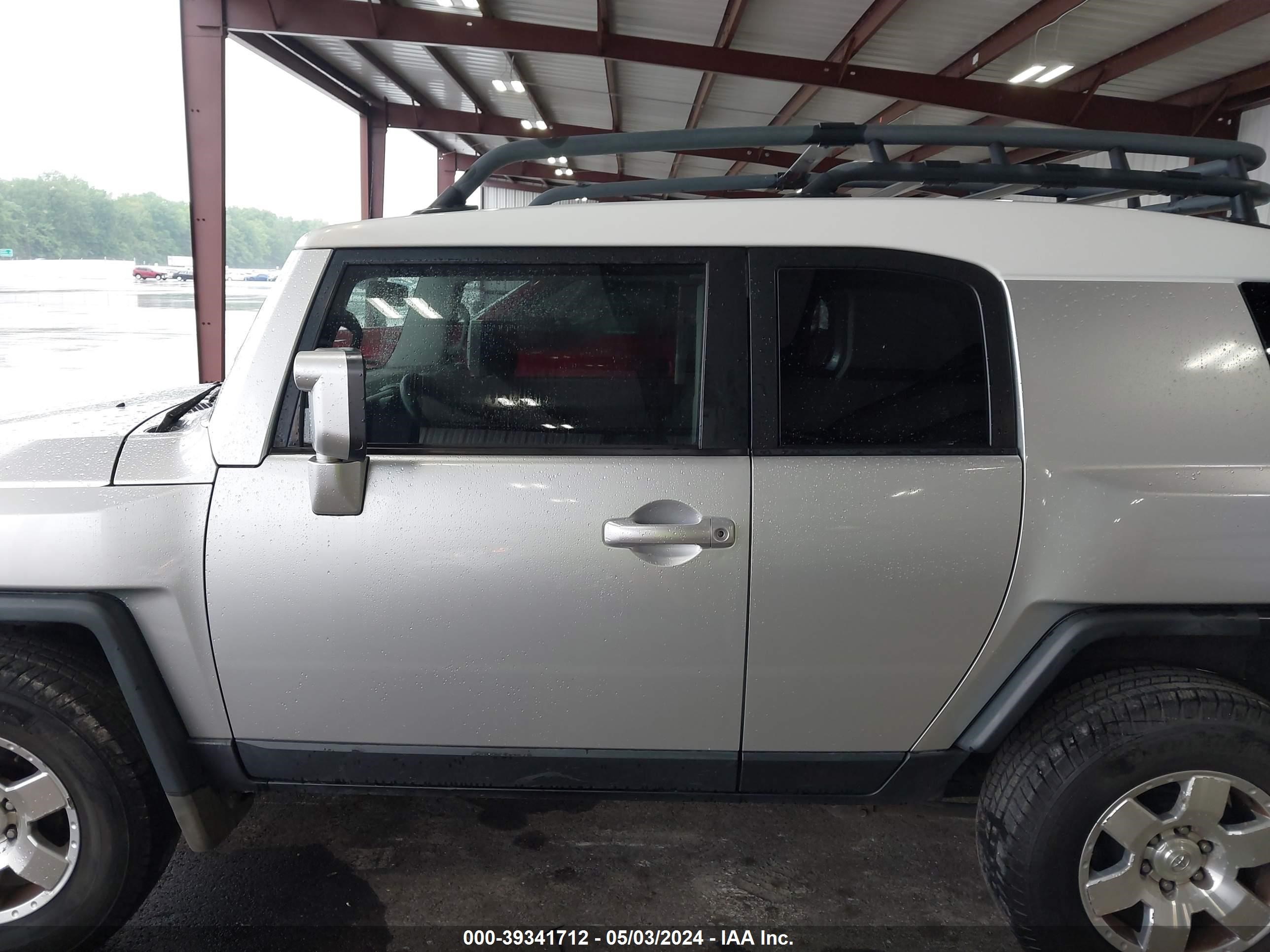 Photo 13 VIN: JTEBU11F670024282 - TOYOTA FJ CRUISER 