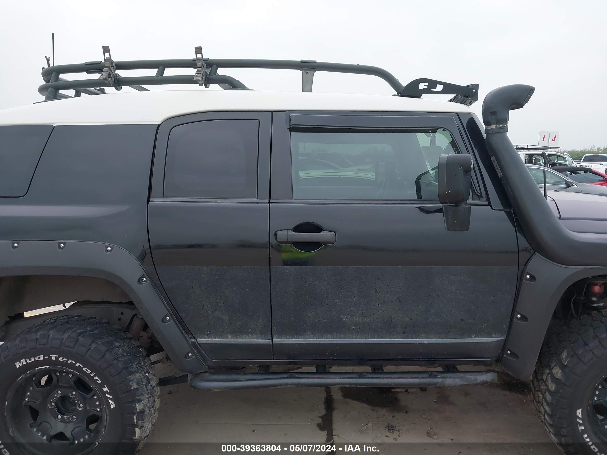 Photo 11 VIN: JTEBU11F670071358 - TOYOTA FJ CRUISER 