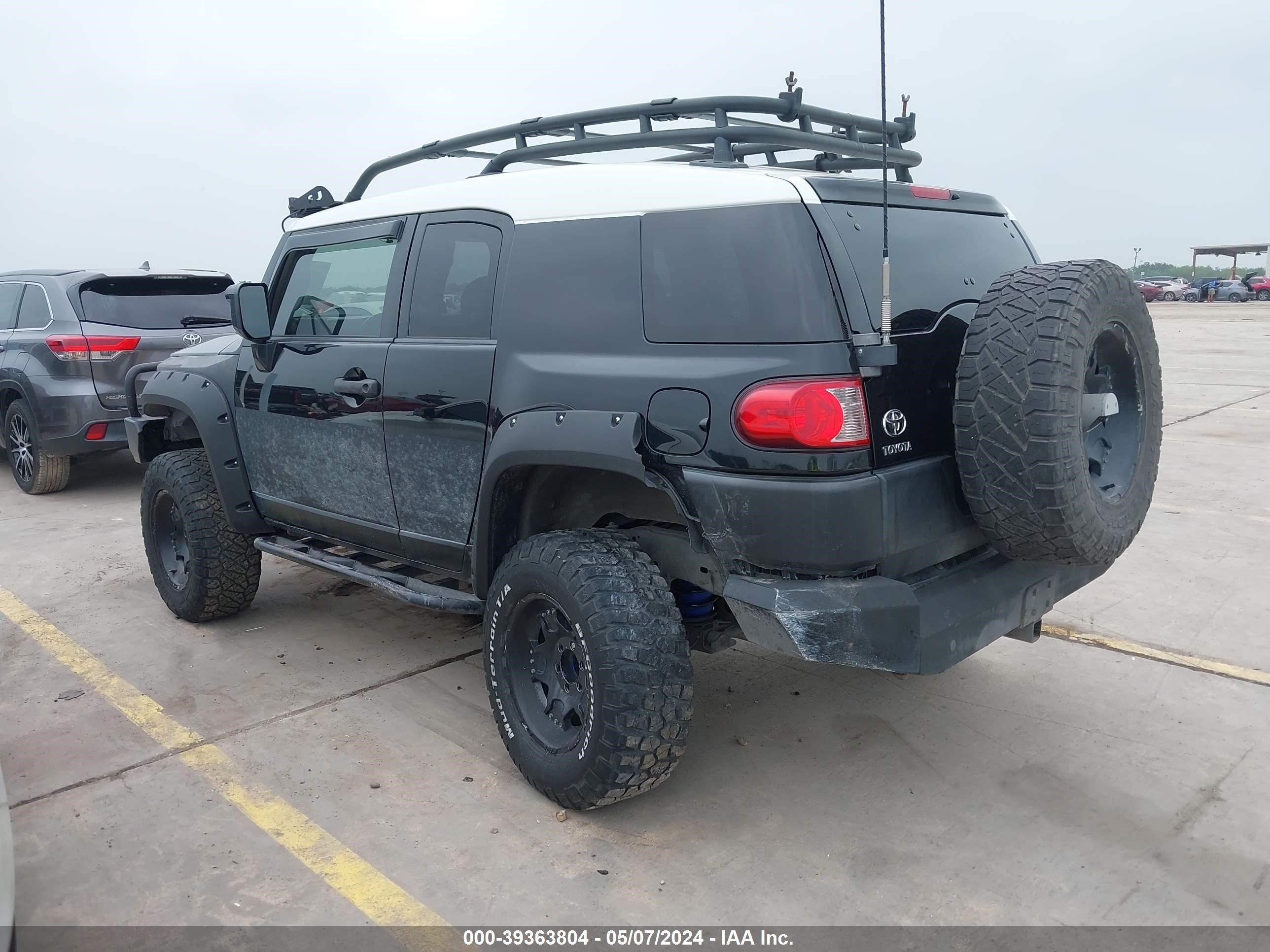 Photo 2 VIN: JTEBU11F670071358 - TOYOTA FJ CRUISER 