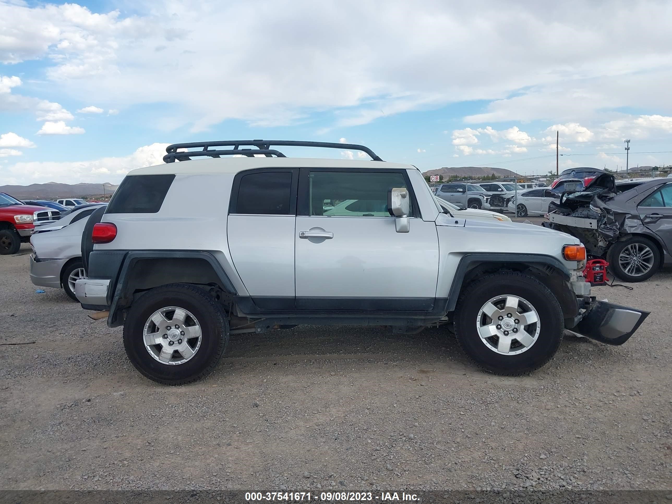 Photo 12 VIN: JTEBU11F78K029674 - TOYOTA FJ CRUISER 