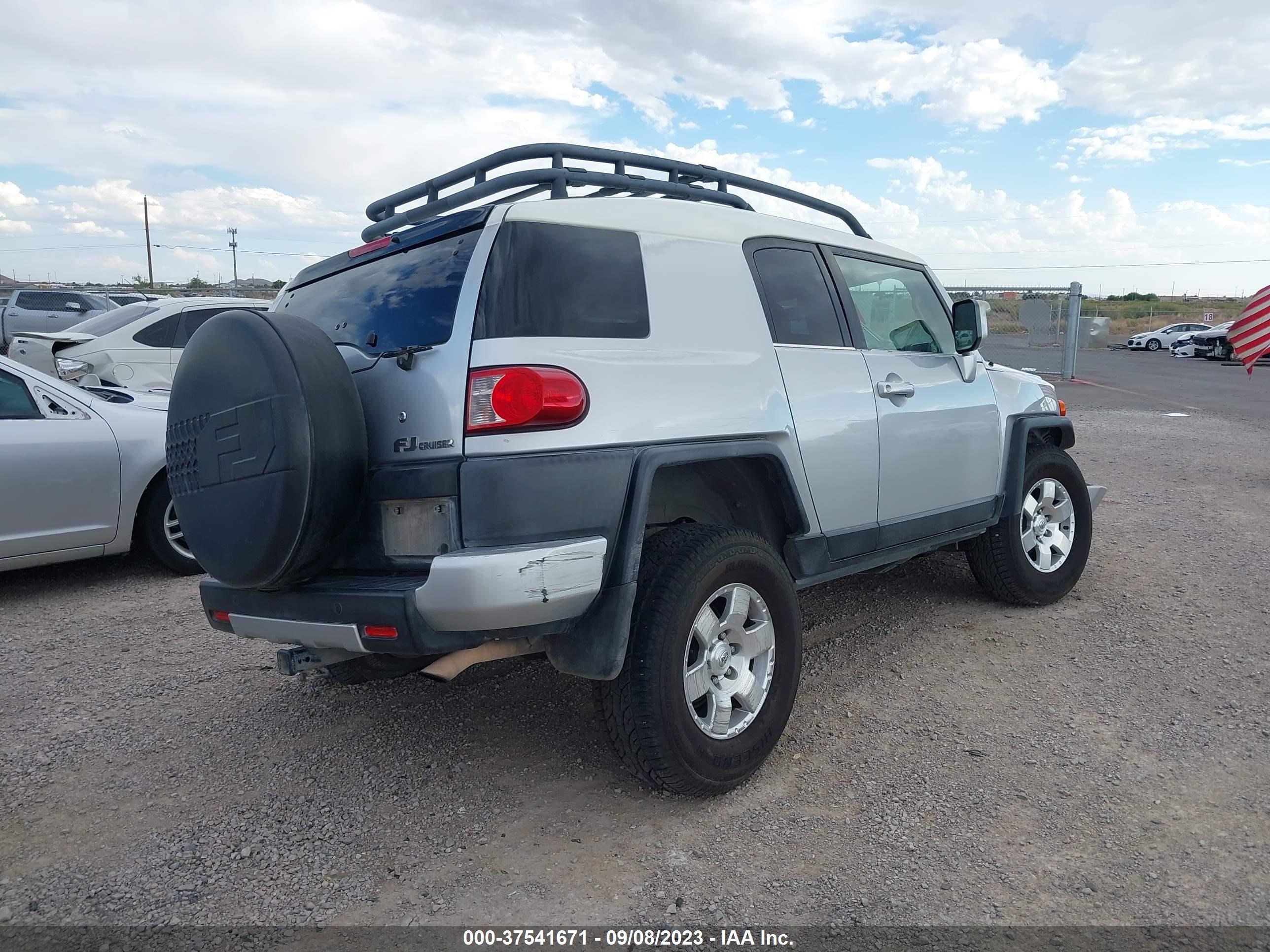 Photo 3 VIN: JTEBU11F78K029674 - TOYOTA FJ CRUISER 