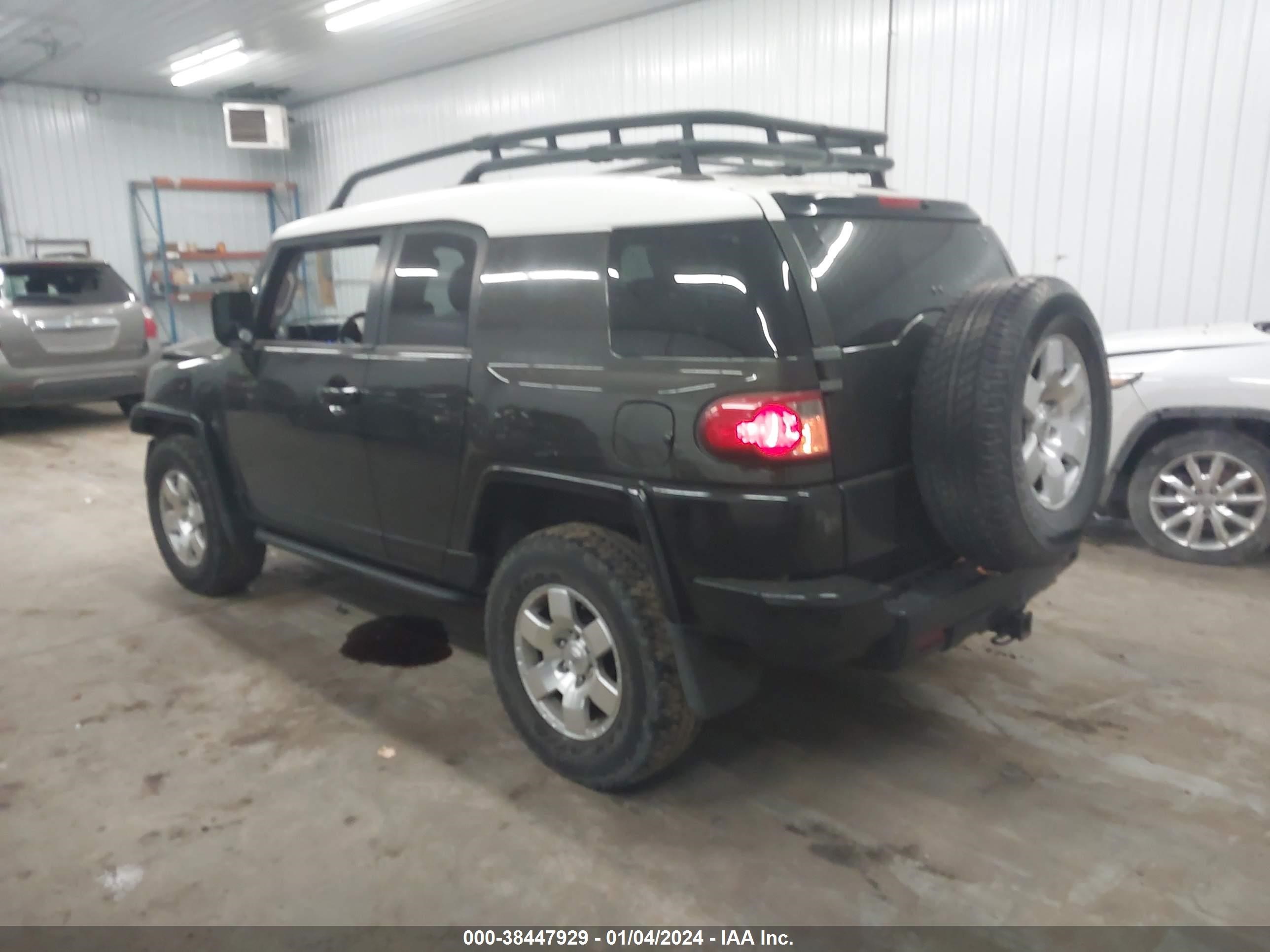 Photo 2 VIN: JTEBU11F870007676 - TOYOTA FJ CRUISER 