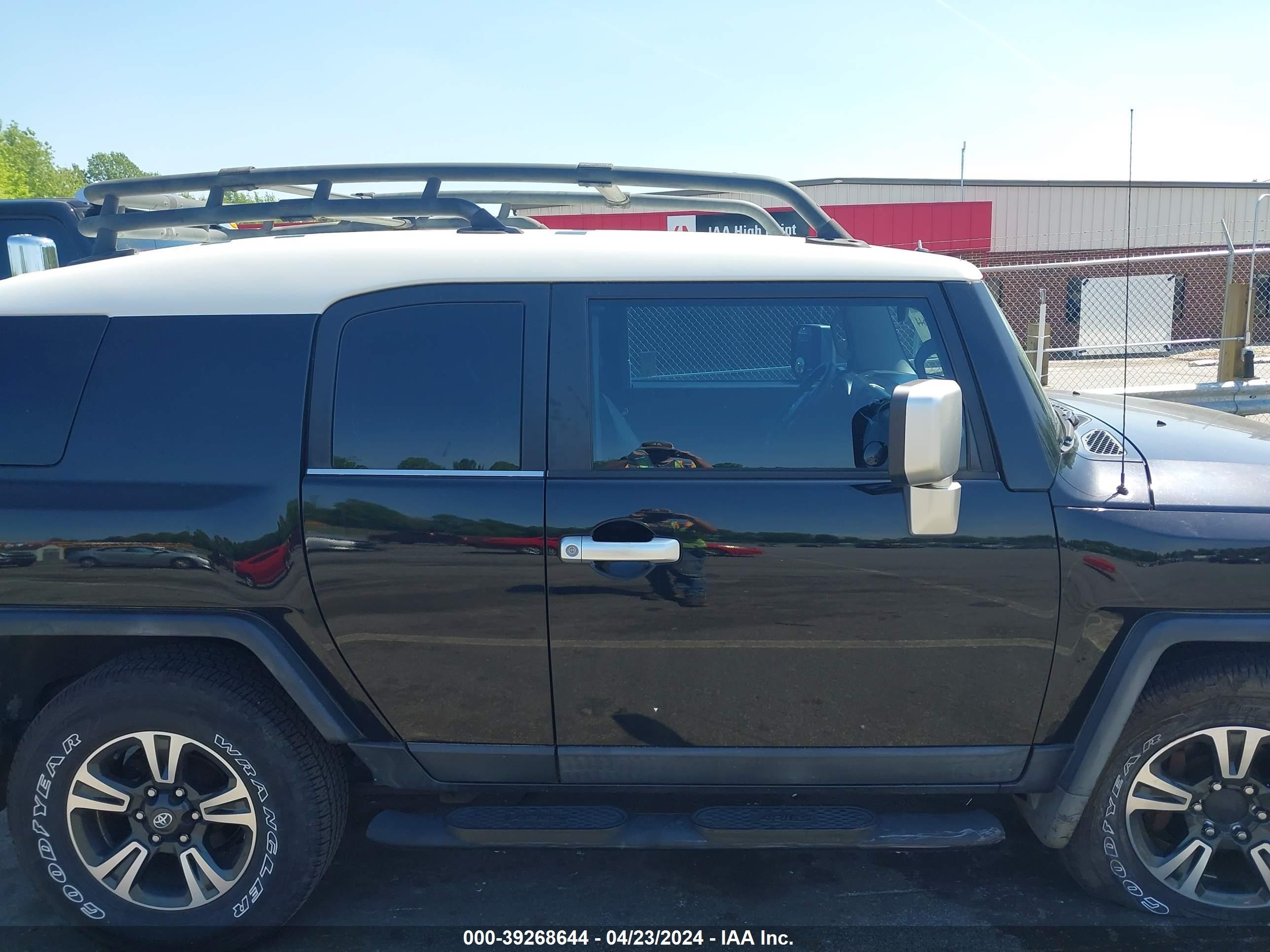 Photo 12 VIN: JTEBU11F970013387 - TOYOTA FJ CRUISER 