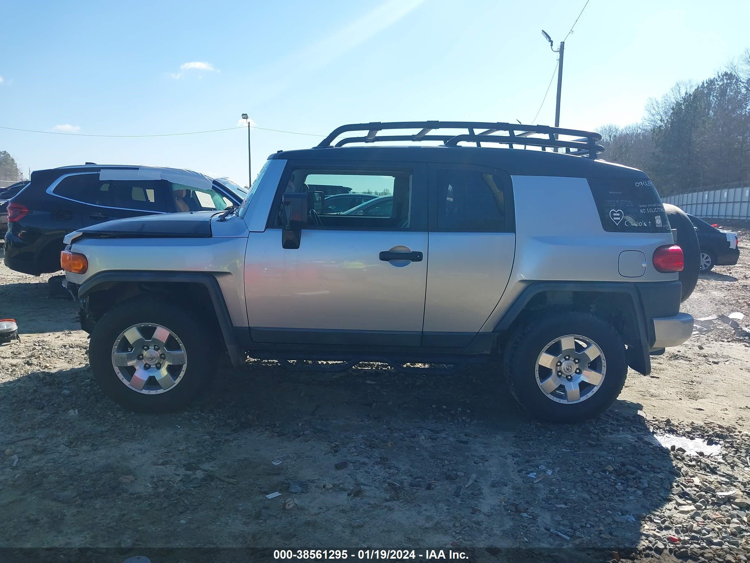 Photo 15 VIN: JTEBU11FX70033681 - TOYOTA FJ CRUISER 