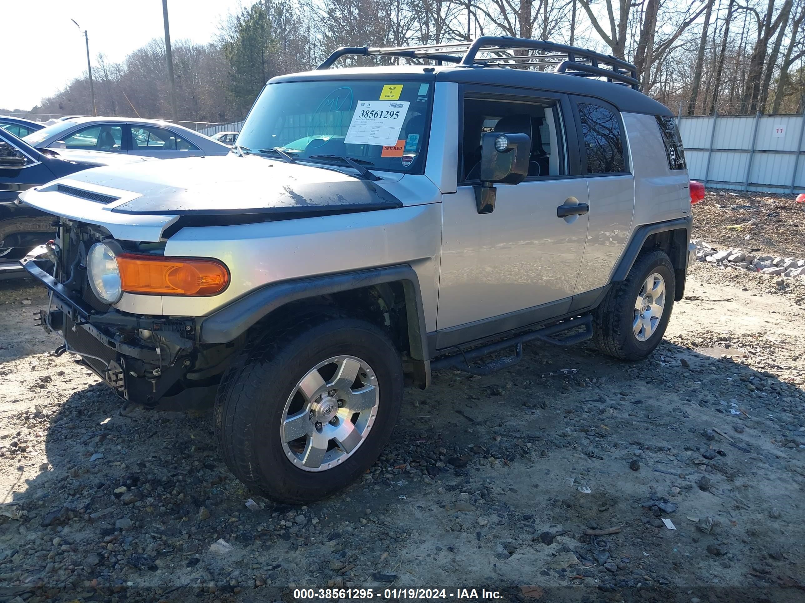 Photo 2 VIN: JTEBU11FX70033681 - TOYOTA FJ CRUISER 