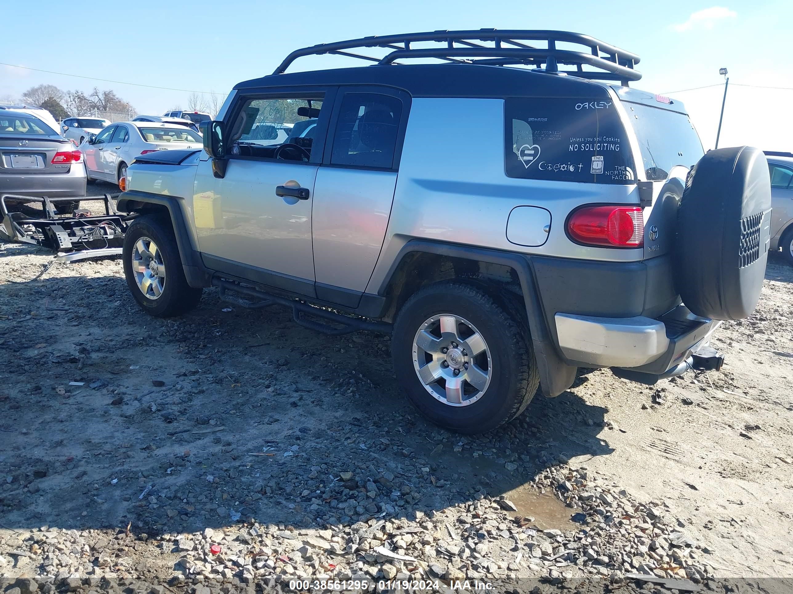 Photo 3 VIN: JTEBU11FX70033681 - TOYOTA FJ CRUISER 