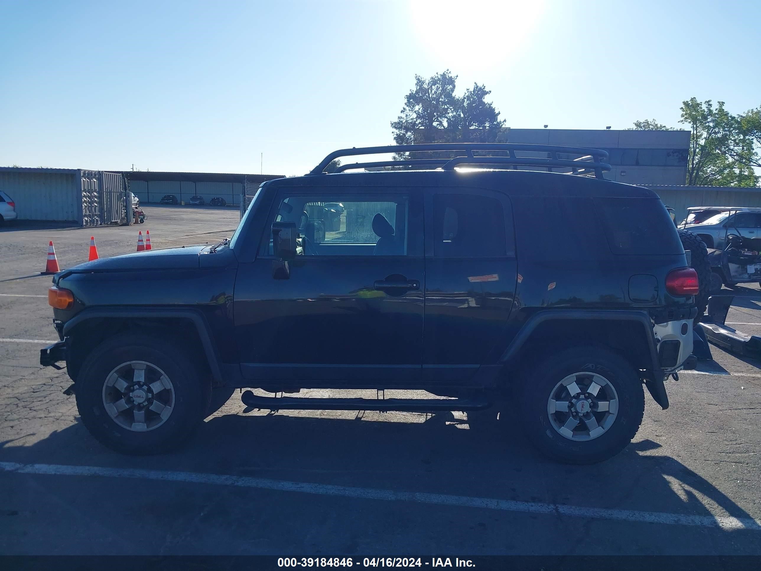 Photo 14 VIN: JTEBU11FX70098496 - TOYOTA FJ CRUISER 