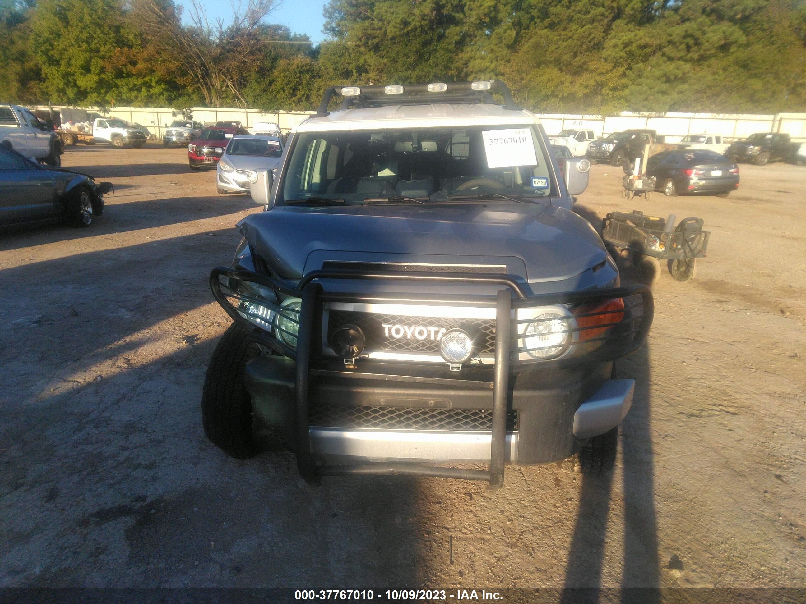 Photo 11 VIN: JTEBU4BF2AK084474 - TOYOTA FJ CRUISER 