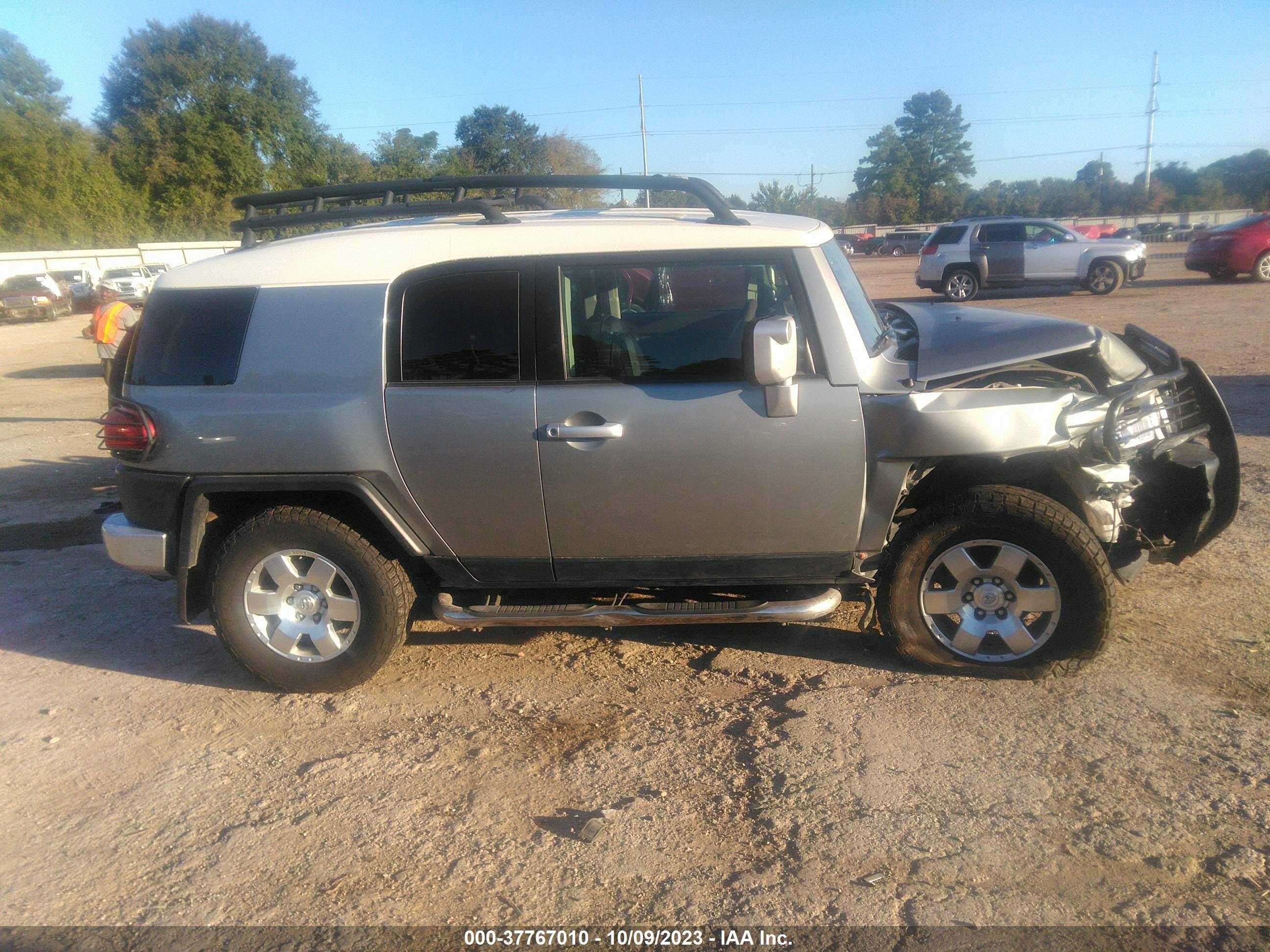 Photo 12 VIN: JTEBU4BF2AK084474 - TOYOTA FJ CRUISER 