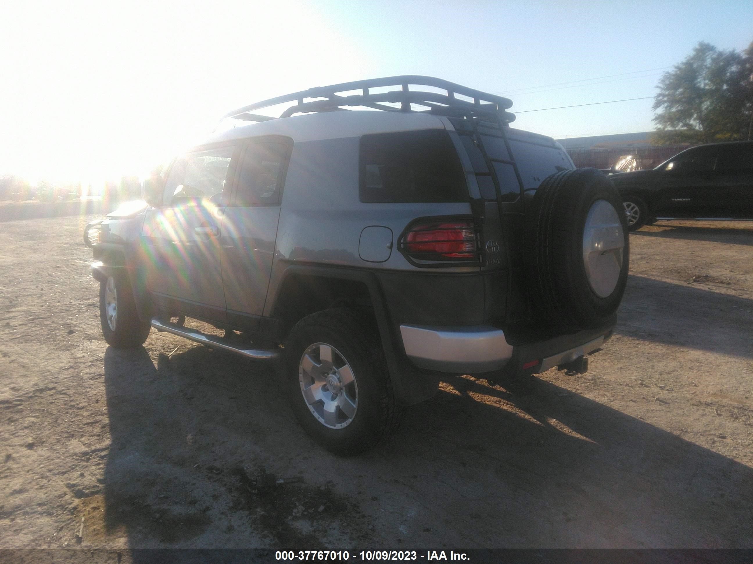 Photo 2 VIN: JTEBU4BF2AK084474 - TOYOTA FJ CRUISER 