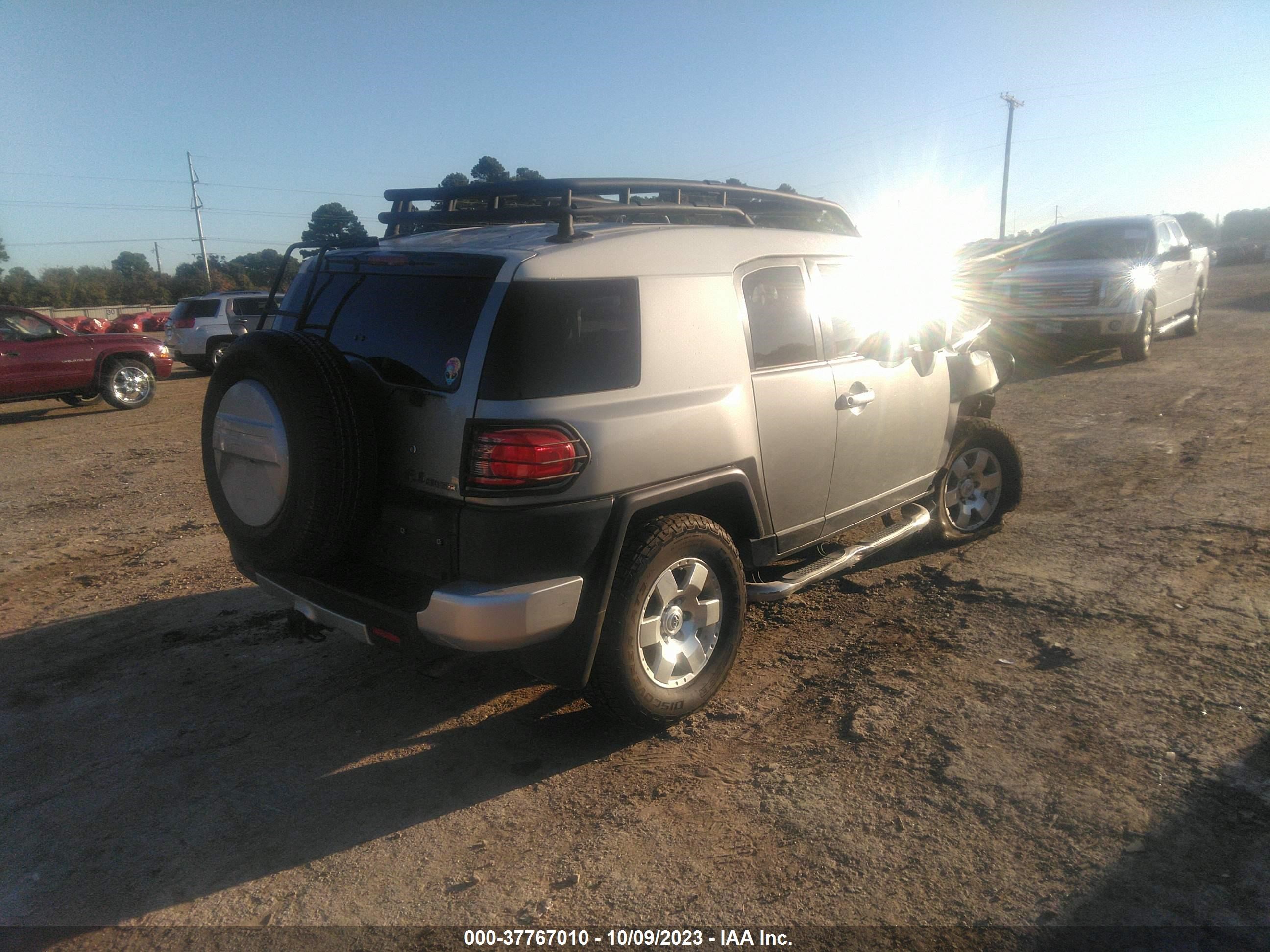 Photo 3 VIN: JTEBU4BF2AK084474 - TOYOTA FJ CRUISER 